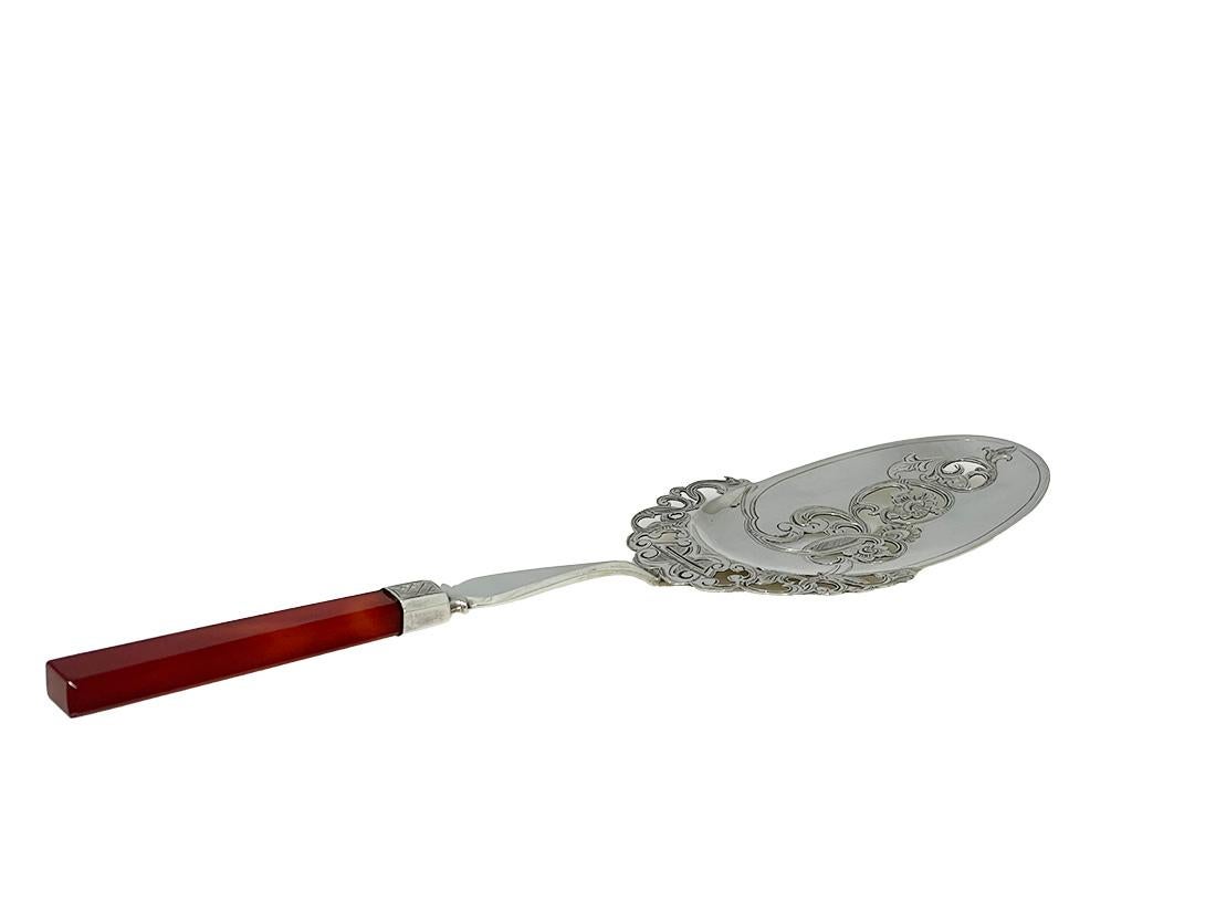 Niederländisches Silber mit Achat, Servierlöffel von Franciscus Jacobus de Leeuw, 1869

Silberlöffel mit Achatgriff, hergestellt von dem Silberschmied Franciscus Jacobus de Leeuw, 's-Hertogenbosch. Der Löffel wurde zum Servieren von nassem Obst