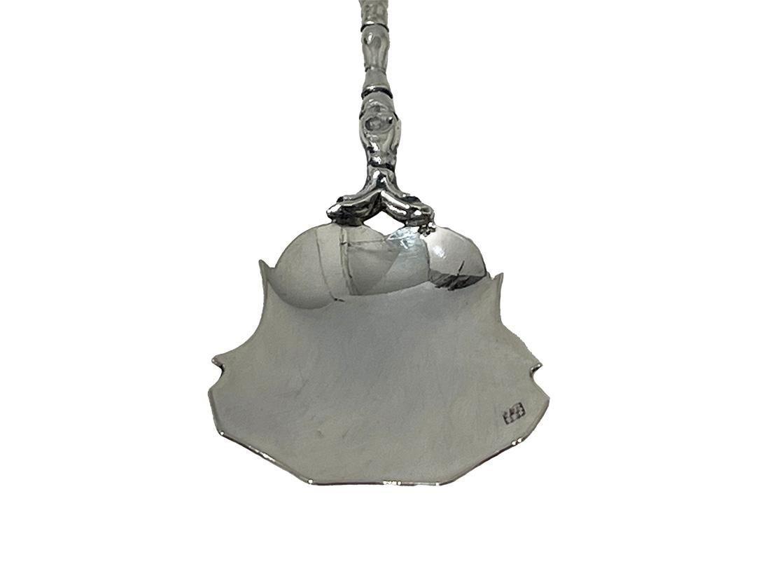 Cuillère à sucre hollandaise en argent et agate par Jacob van der Ree, 1856-1886

Une cuillère à sucre en argent avec un manche en agate, réalisée par l'orfèvre Jacob van der Ree. La cuillère est entièrement poinçonnée avec les poinçons d'argent