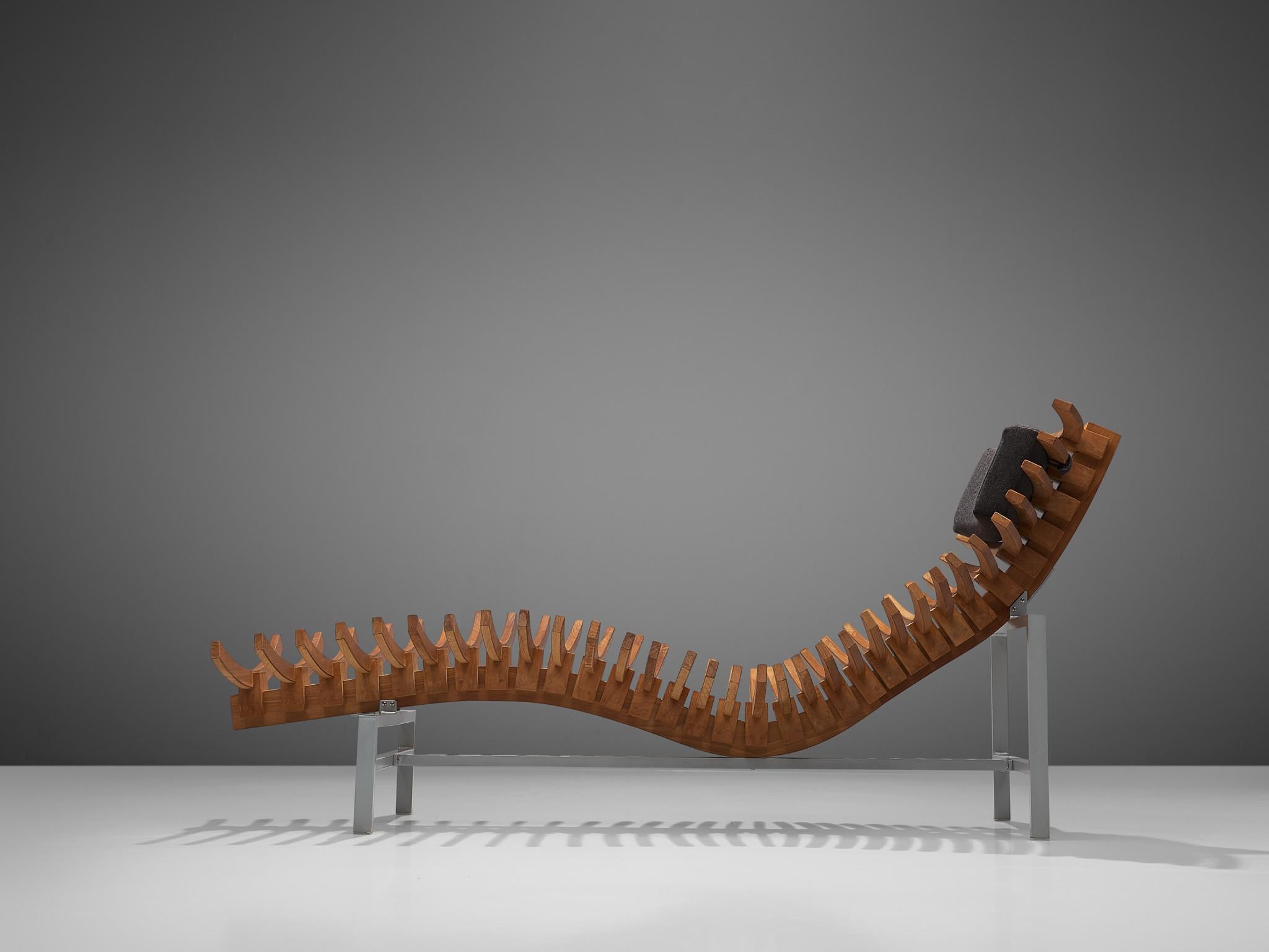 Chaise lounge in teak, aluminium and fabric, Netherlands, 1980s. 

Exceptional Dutch chaise longue. The seating of this chaise consists of teak slats that are formed in order to support the body. They are arranged to form a skeleton, with a