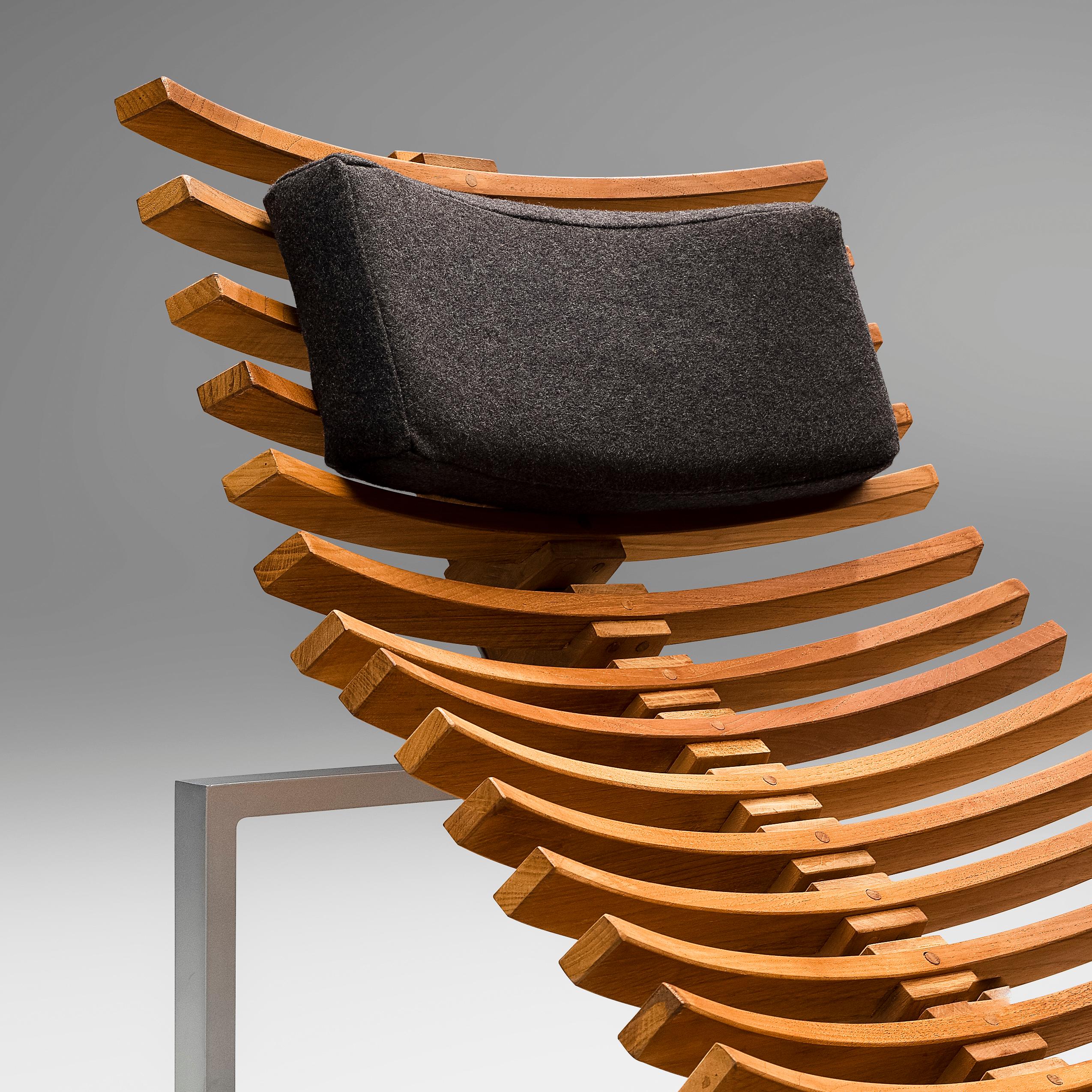 Mid-Century Modern Dutch 'Backbone' Chaise Longue in Teak For Sale