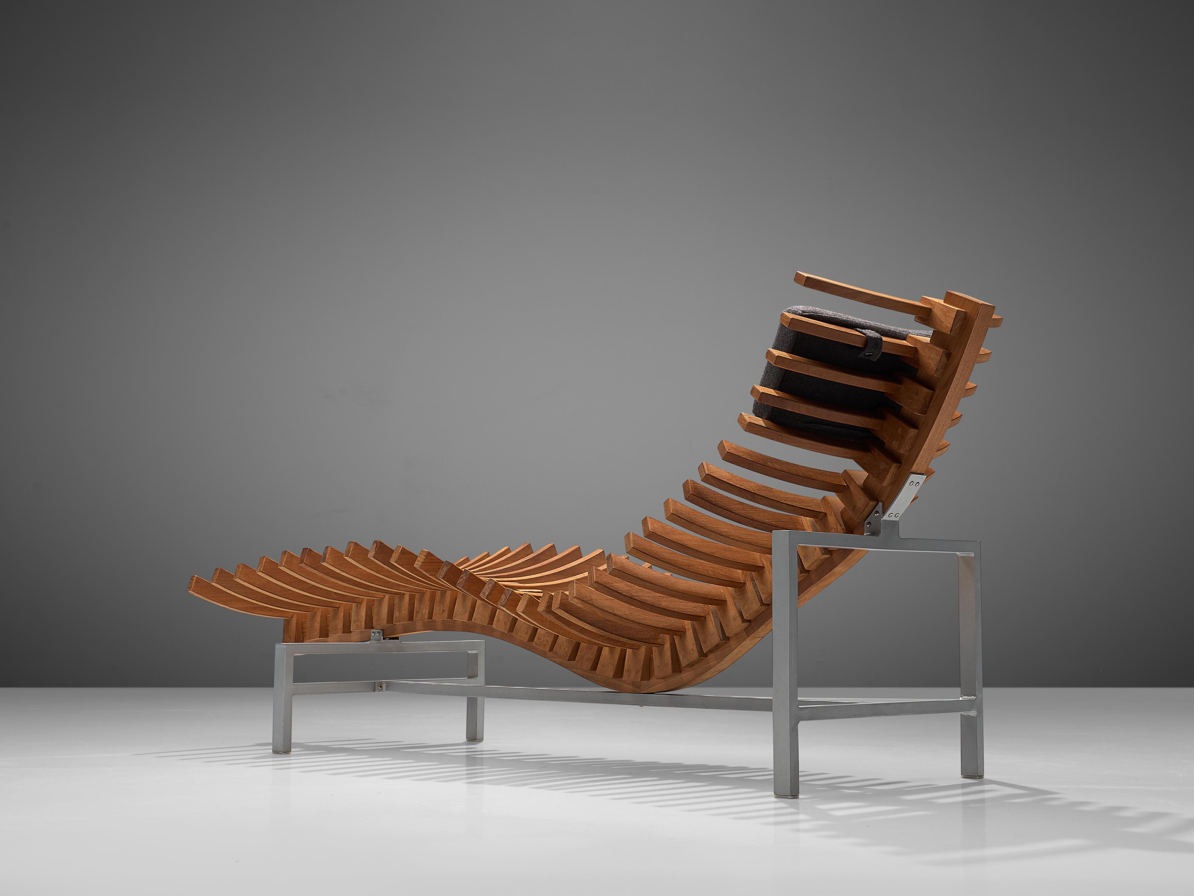 Fin du 20e siècle Chaise longue hollandaise « Backbone » en teck en vente