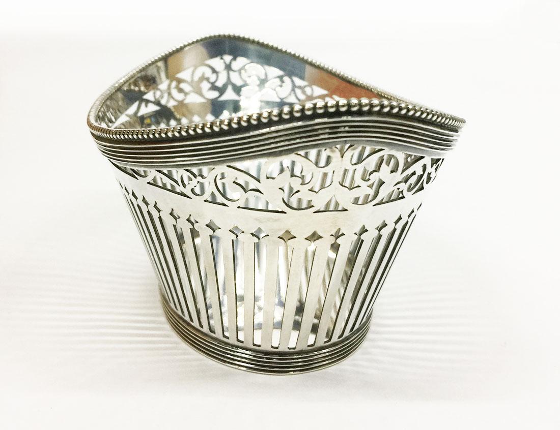 Dutch small Silver bonbon basket by Bonebakker & Zoon, 1912, Amsterdam

Small silver basket by Bonebakker & Zoon
Small basket openwork in Neo Empire style with pearl edge

With Dutch silver hall marks:
Standing Lion in shield 1 (