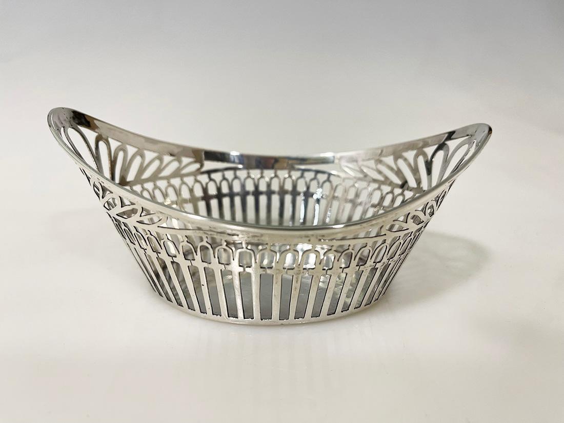 Cestino olandese per bonbon in argento di C. Hooikaas, 1923

Piccolo cestino d'argento di C.Hooikaas
Un cestino a forma di barca traforato in argento. L'argento con barre verticali e archi segati a mano
Il cestino d'argento ha il marchio olandese
