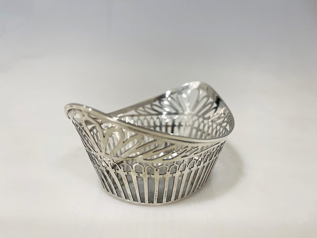 Olandese Cestino olandese per bonbon in argento di C. Hooikaas, 1923 in vendita
