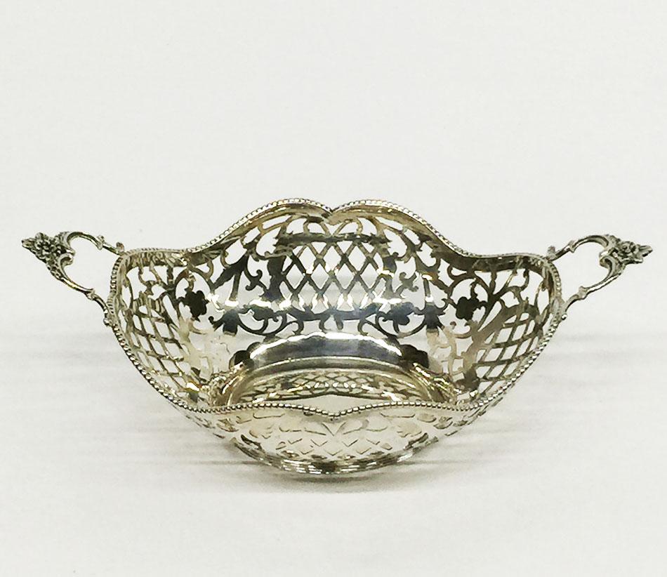 Dutch small silver bonbon basket by J. Krins, Schoonhoven, 1962

Small silver basket by J. Krins, 1947-1977
Small basket openwork with floral decorated handles 

With Dutch silver hall marks:
Walking Lion II ( 835/1000)
Minerva head with M