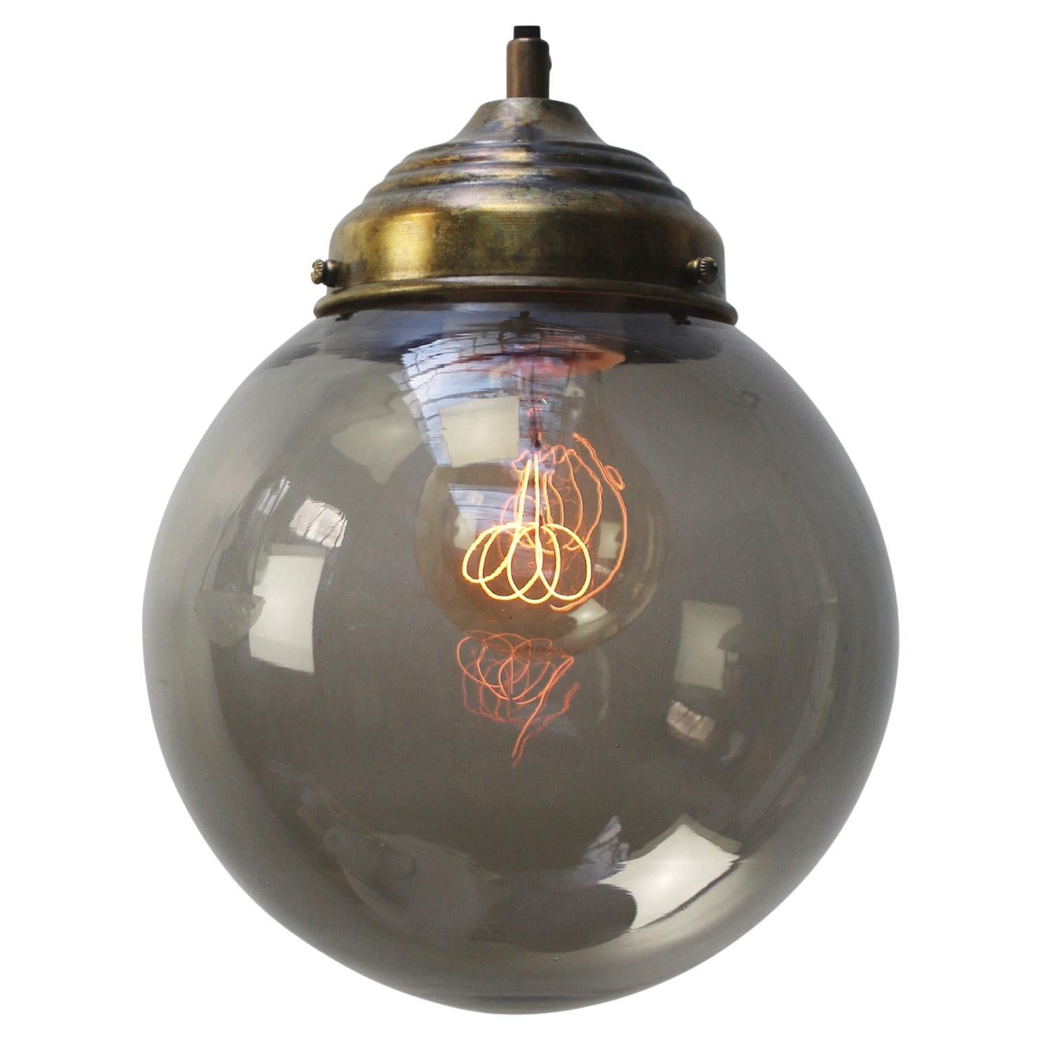 Globo de cristal ahumado holandés Latón Vintage Top Lámparas colgantes en venta