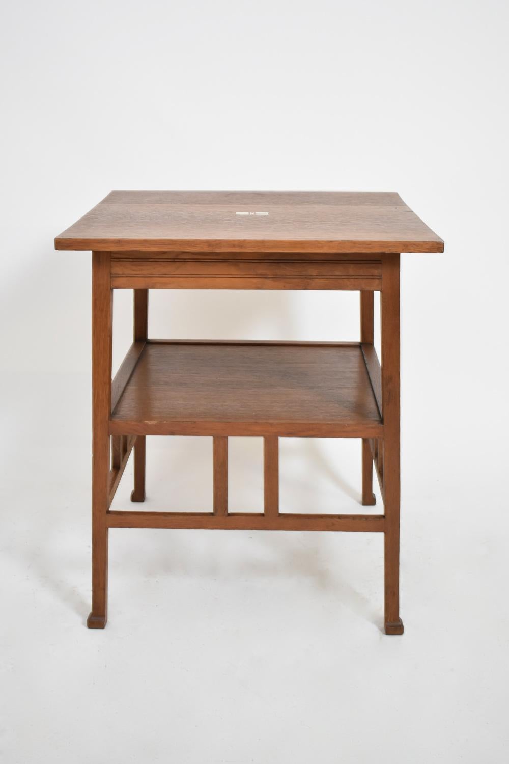 Dutch square oak side table, XXth c. In Excellent Condition For Sale In Lisboa, PT
