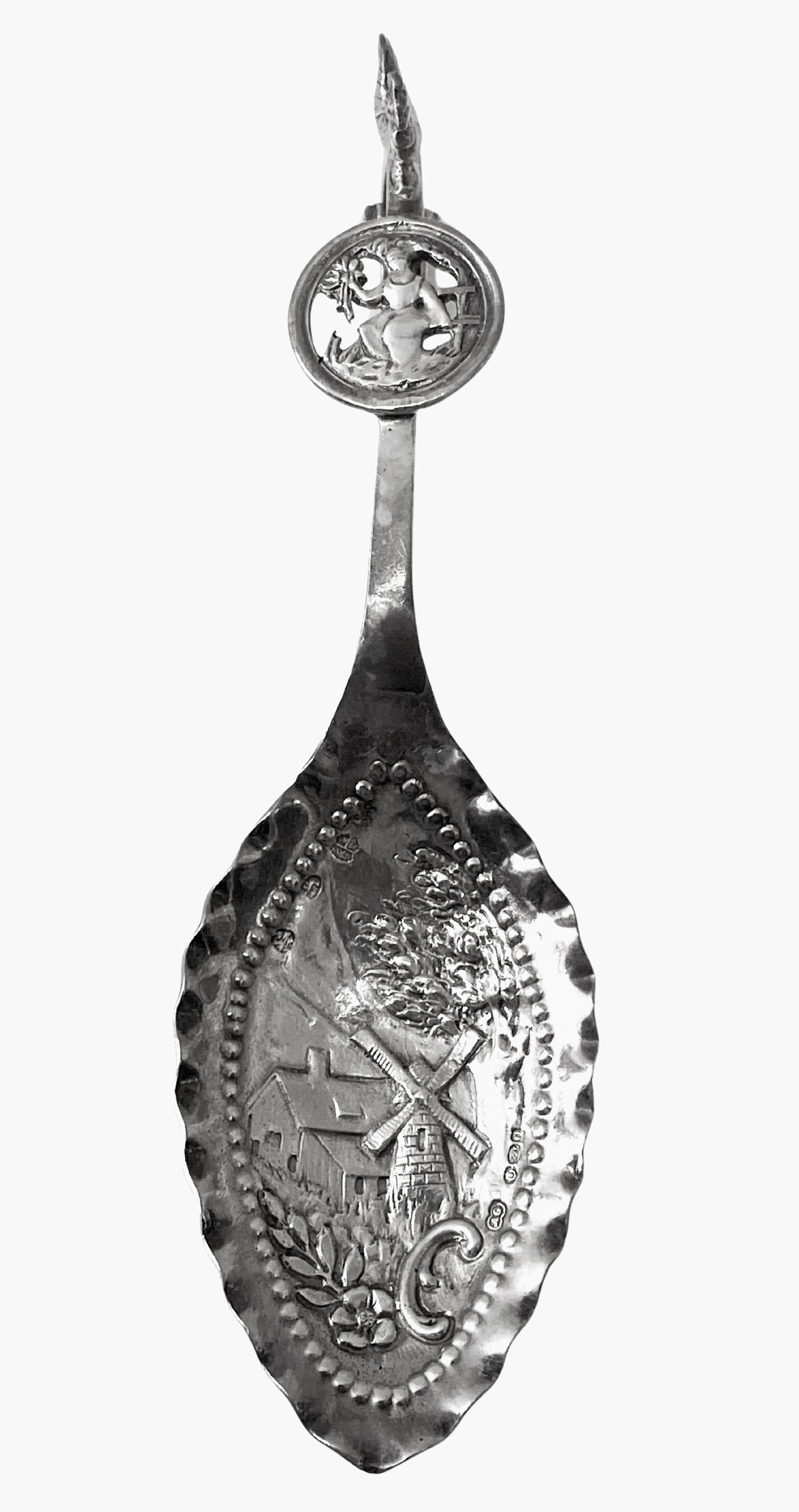Cucchiaio da panna/scimmia/caddy in argento sterling olandese, marchi d'importazione di Londra 1909 Arthur Graf. Ciotola con disegno in repousse, scena olandese di mulino a vento, manico con galletto figurato. Mark Bowles è anche la boccia.