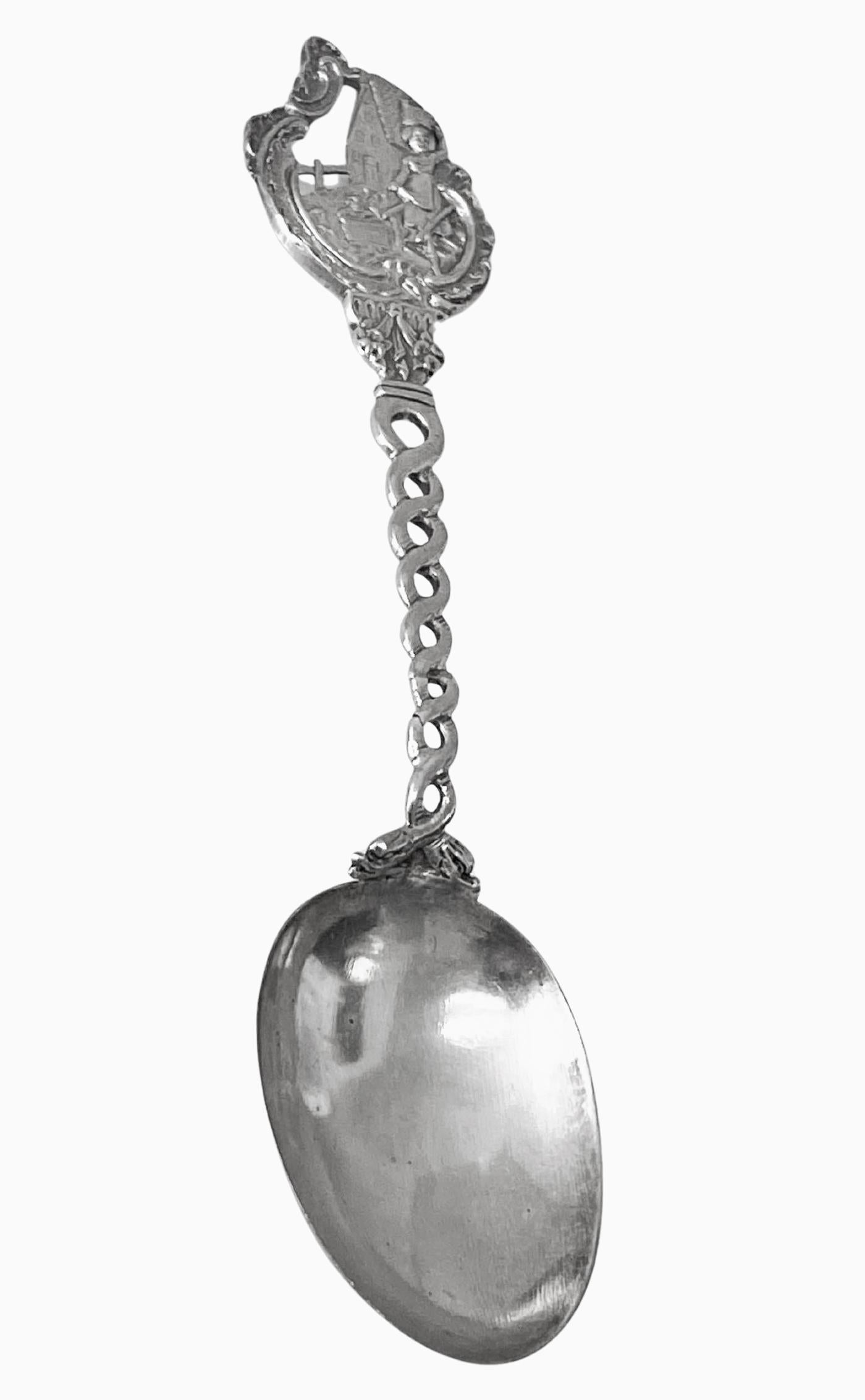 Antico cucchiaio olandese in argento sterling marchi di importazione di Londra 1897 John George Smith. In stile XVIII secolo, il manico raffigura una scena figurata olandese. Coda di topo sul retro della ciotola, marchi di importazione inglesi del
