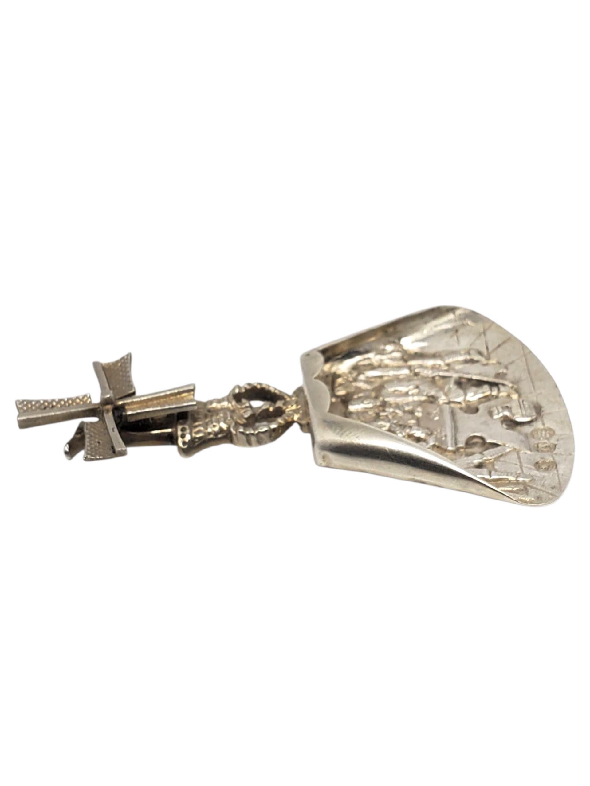 Cucchiaio a pala in argento sterling olandese con scena di taverna e mulino a vento -

Questo affascinante cucchiaio vintage in argento sterling olandese presenta un dettagliato finale a mulino a vento rotante e scene di taverna e ballo in rilievo