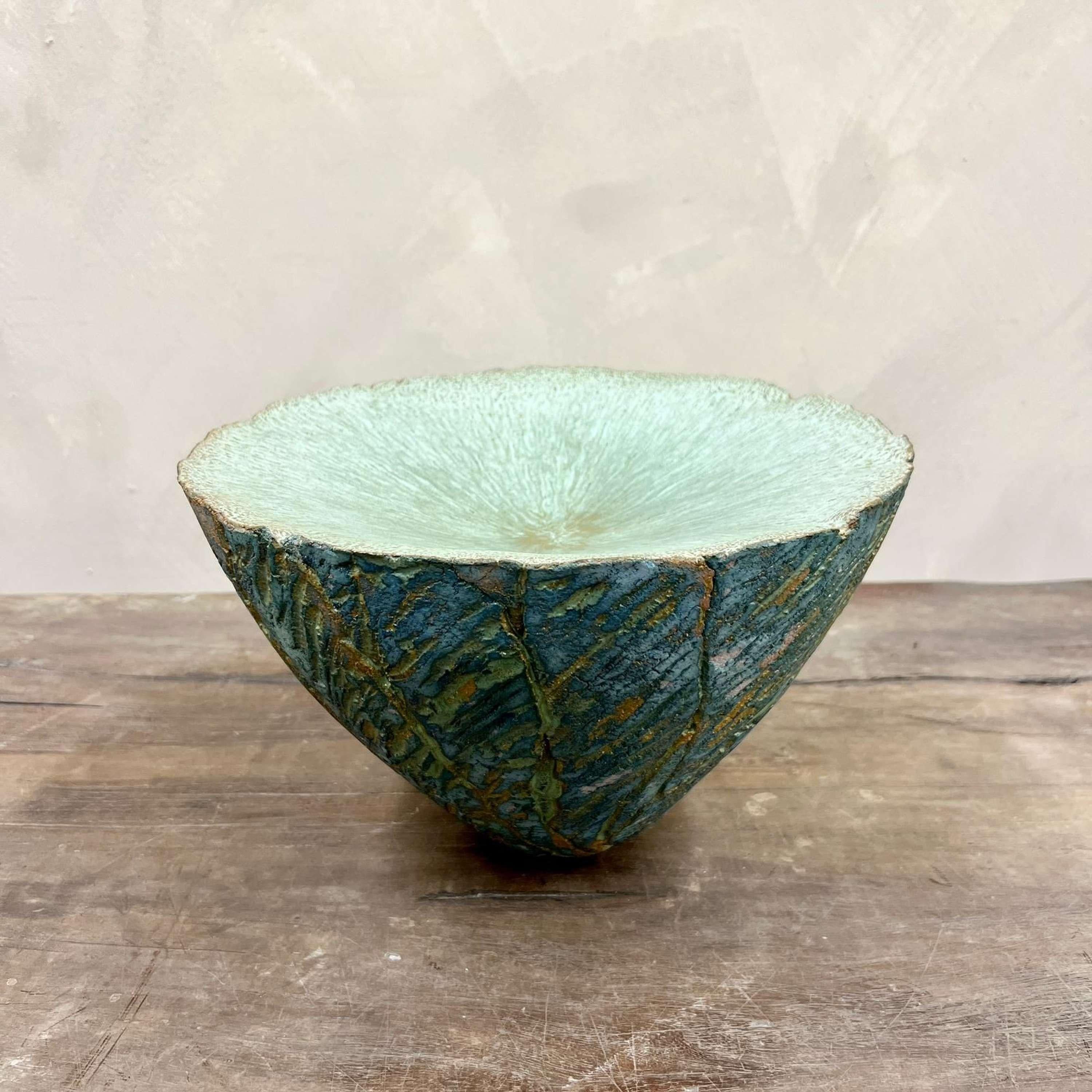 Una scultura in Studio Pottery olandese, dipinta a mano con colori vivaci.
Proveniente da una scuola per ceramisti dei Paesi Bassi.

Olanda, circa 1970.

Altezza - 21,5 cm
Larghezza - 33 cm

Altri sono elencati separatamente

Per favore, scrivete un