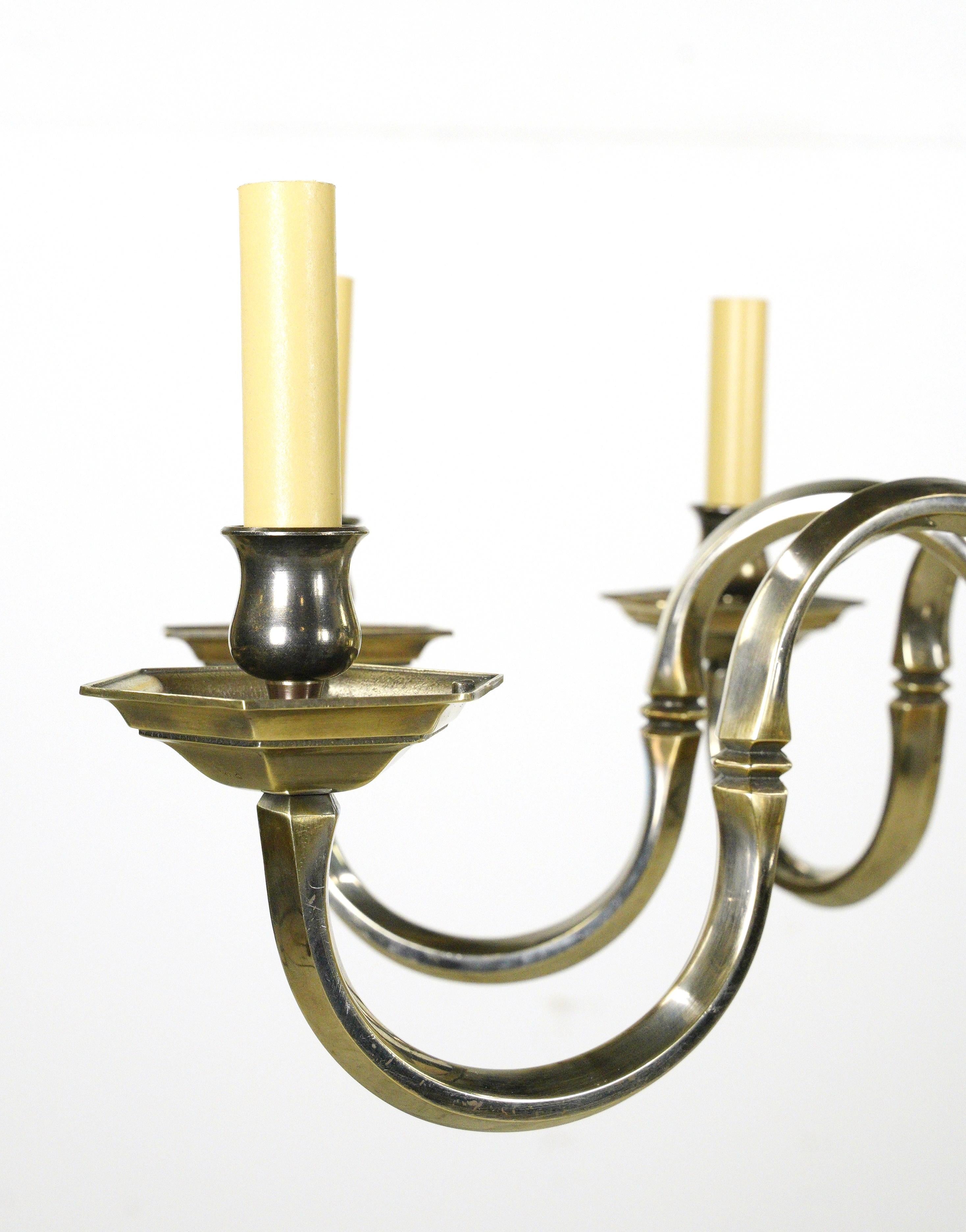 Lampadario bicolore in nichel e ottone con 8 bracci. Questa lampada richiede otto lampadine a candelabro. In buone condizioni, con cablaggi nuovi e lievi segni di usura dovuti all'uso precedente. Pulito e restaurato. Uno disponibile. Si prega di