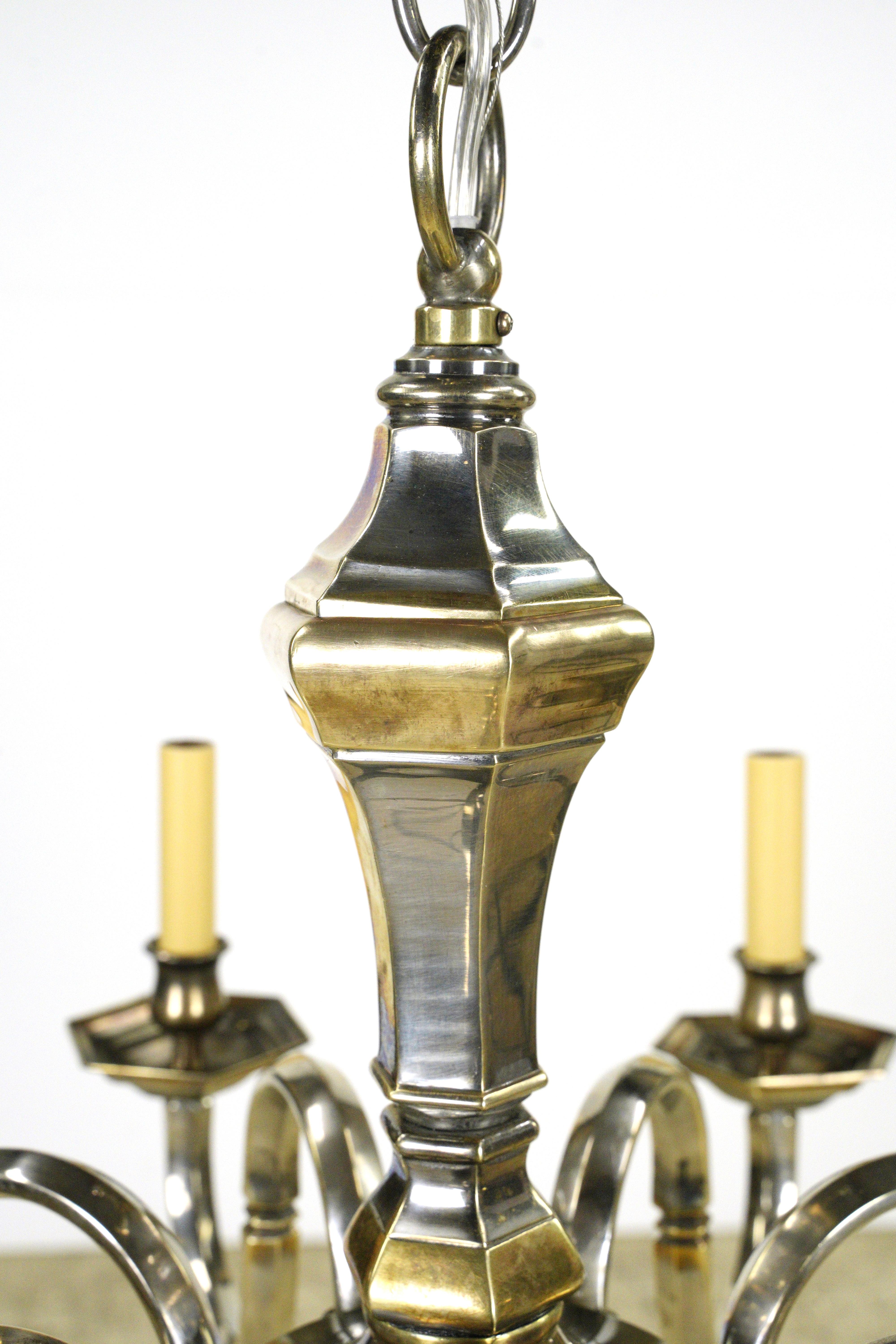 Coloniale olandese Lampadario in stile olandese a 8 bracci in ottone nichelato bicolore in vendita