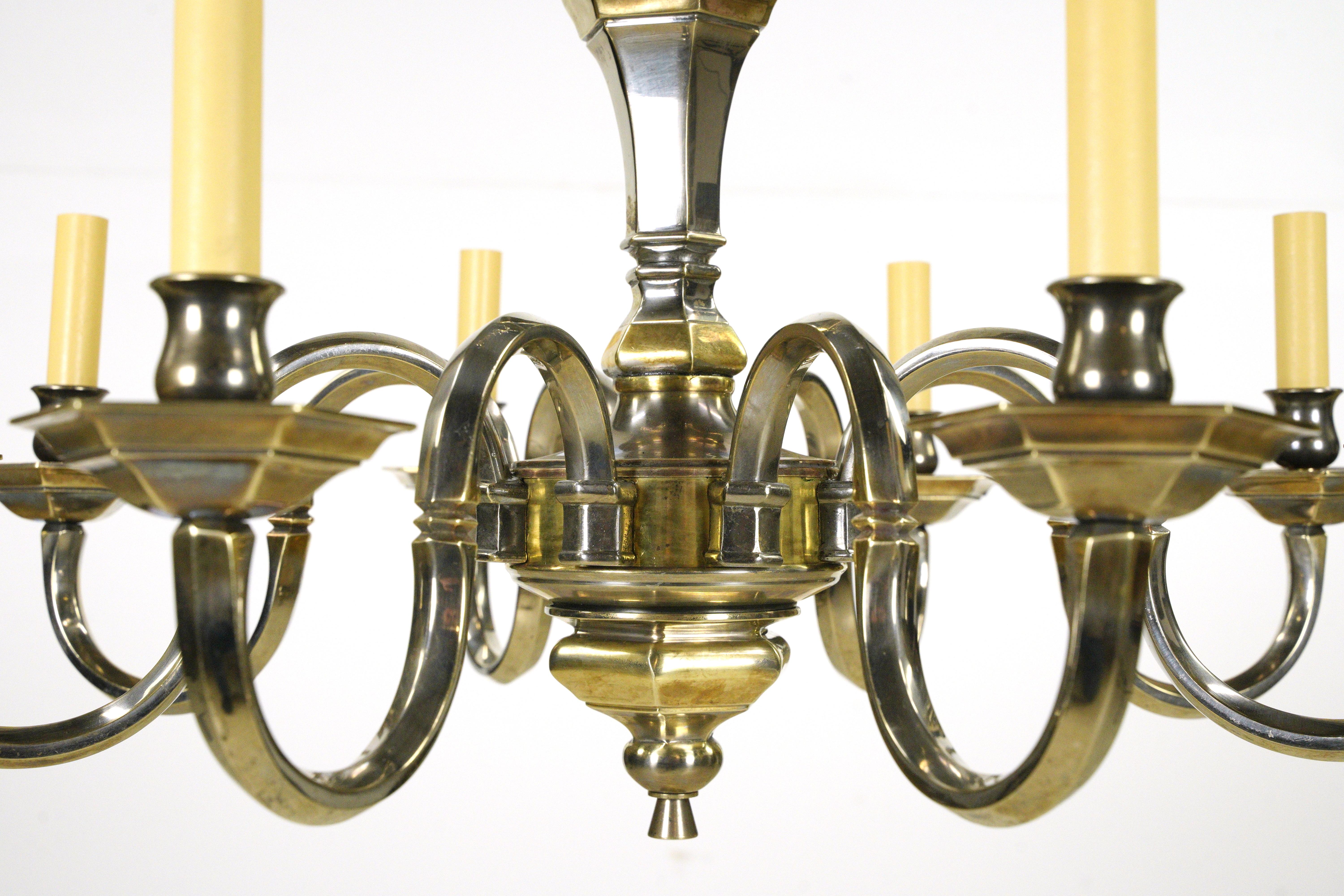 Lampadario in stile olandese a 8 bracci in ottone nichelato bicolore In condizioni buone in vendita a New York, NY