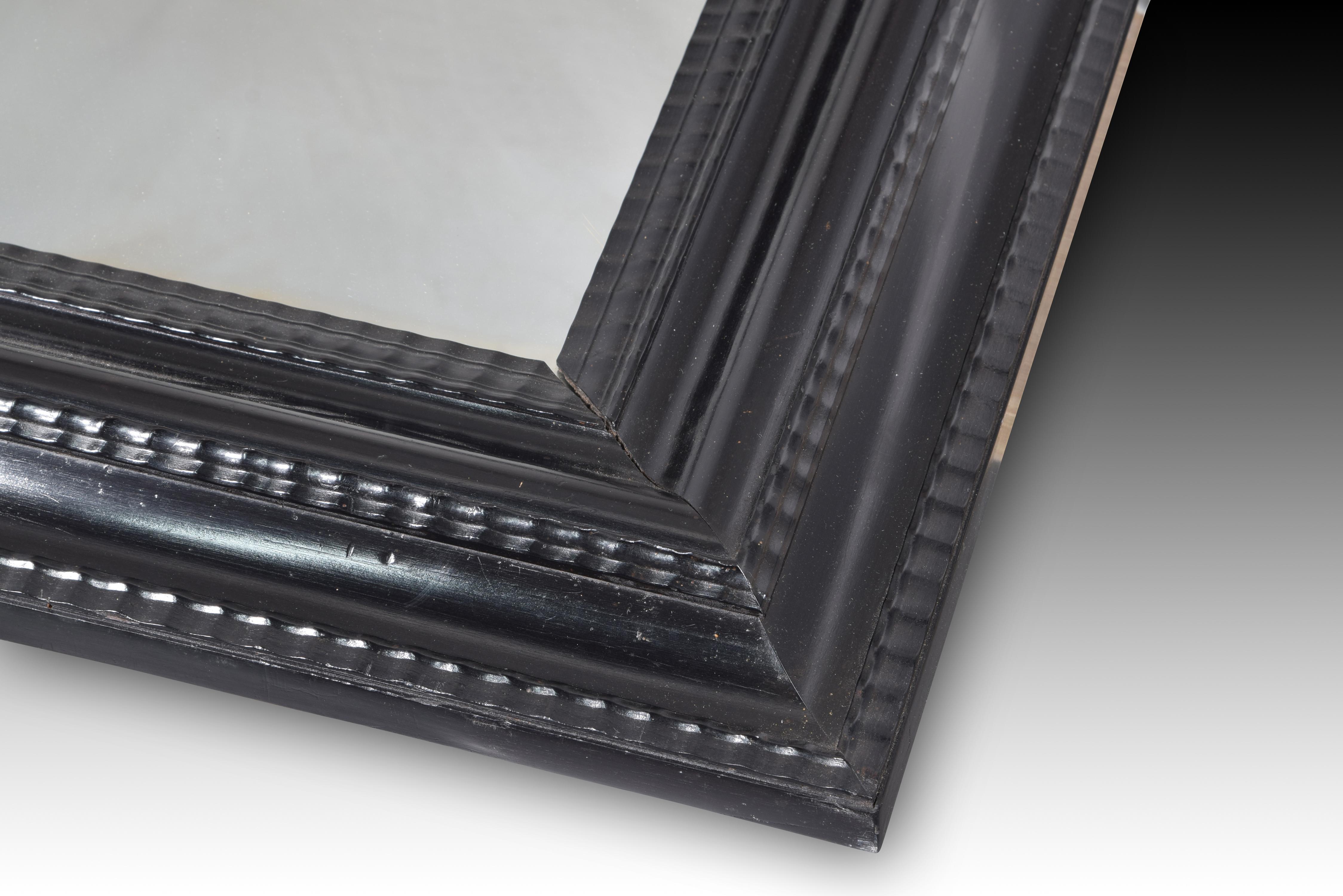 Dutch style curly frame. Ebonized wood. XVII century. 
Rectangular frame made of carved wood and decorated with a series of bands parallel to each other, of different widths and alternating smooth ones with others of different sizes (waves)