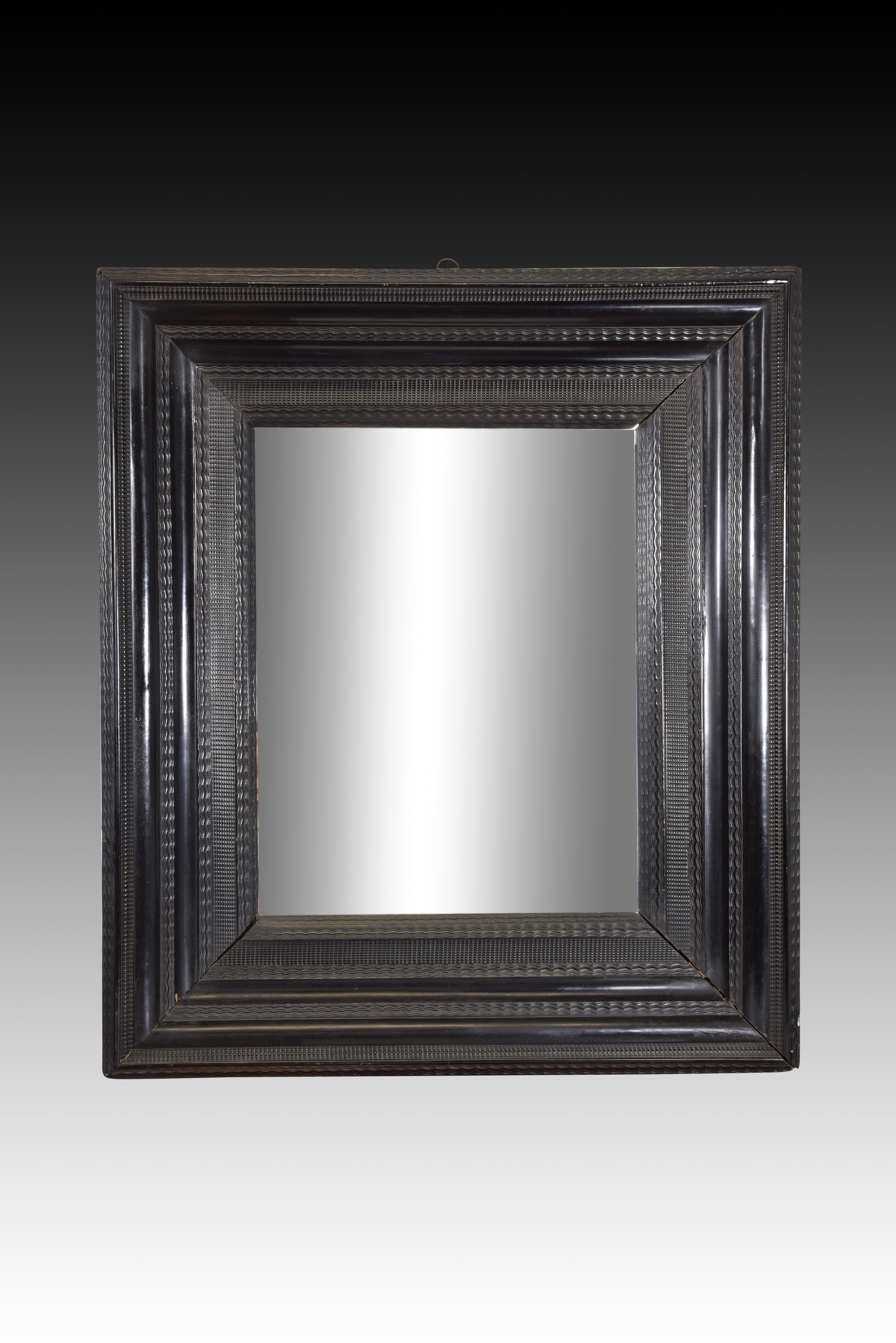 Dutch style curly frame. Ebony, wood. 17th century. 
Rectangular frame made of carved ebony wood and decorated with a series of bands parallel to each other, of different widths and alternating smooth with others of different sizes (waves, small