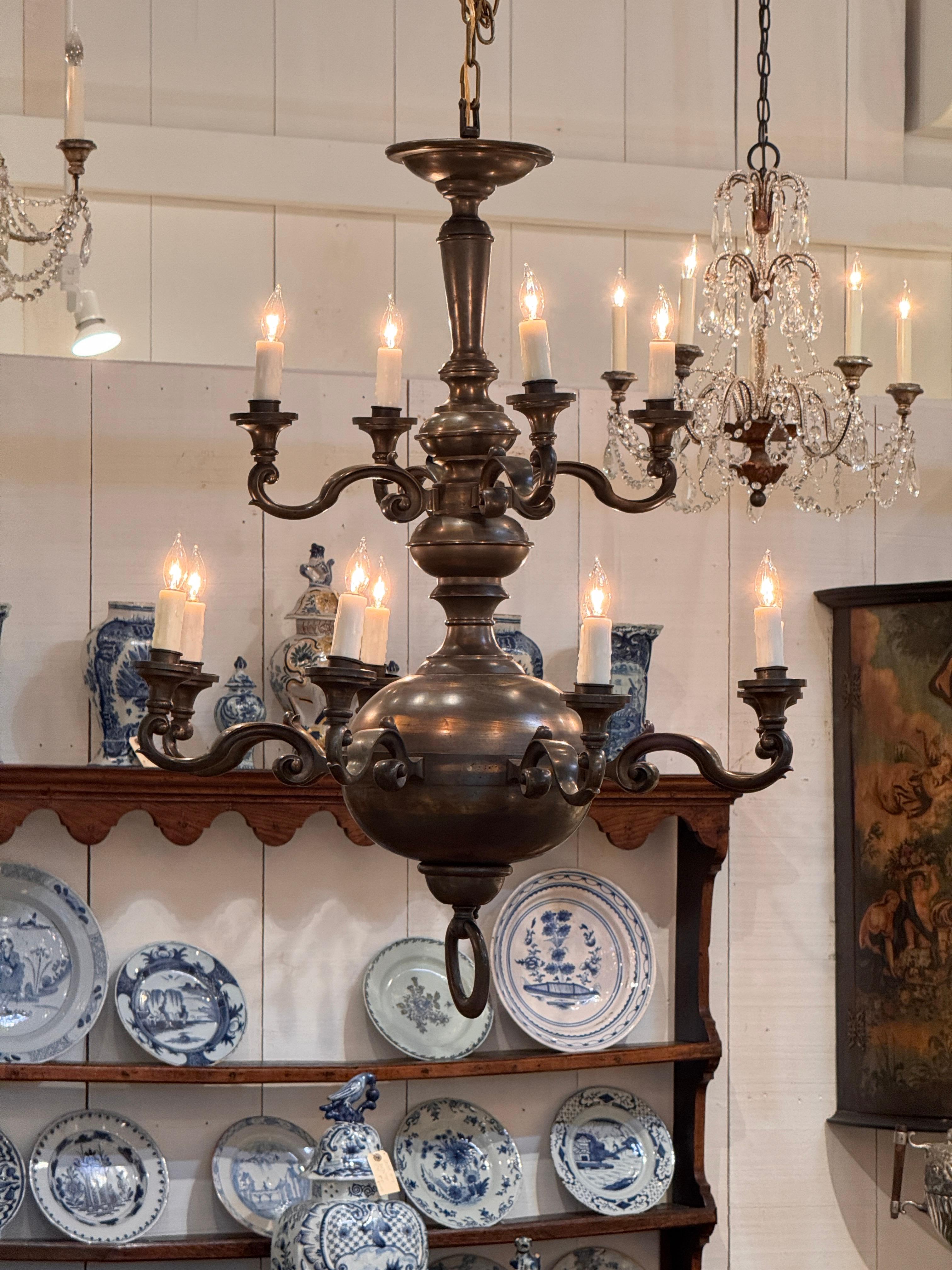 Lampadario in ottone a dodici luci in stile olandese In condizioni buone in vendita a Charlottesville, VA