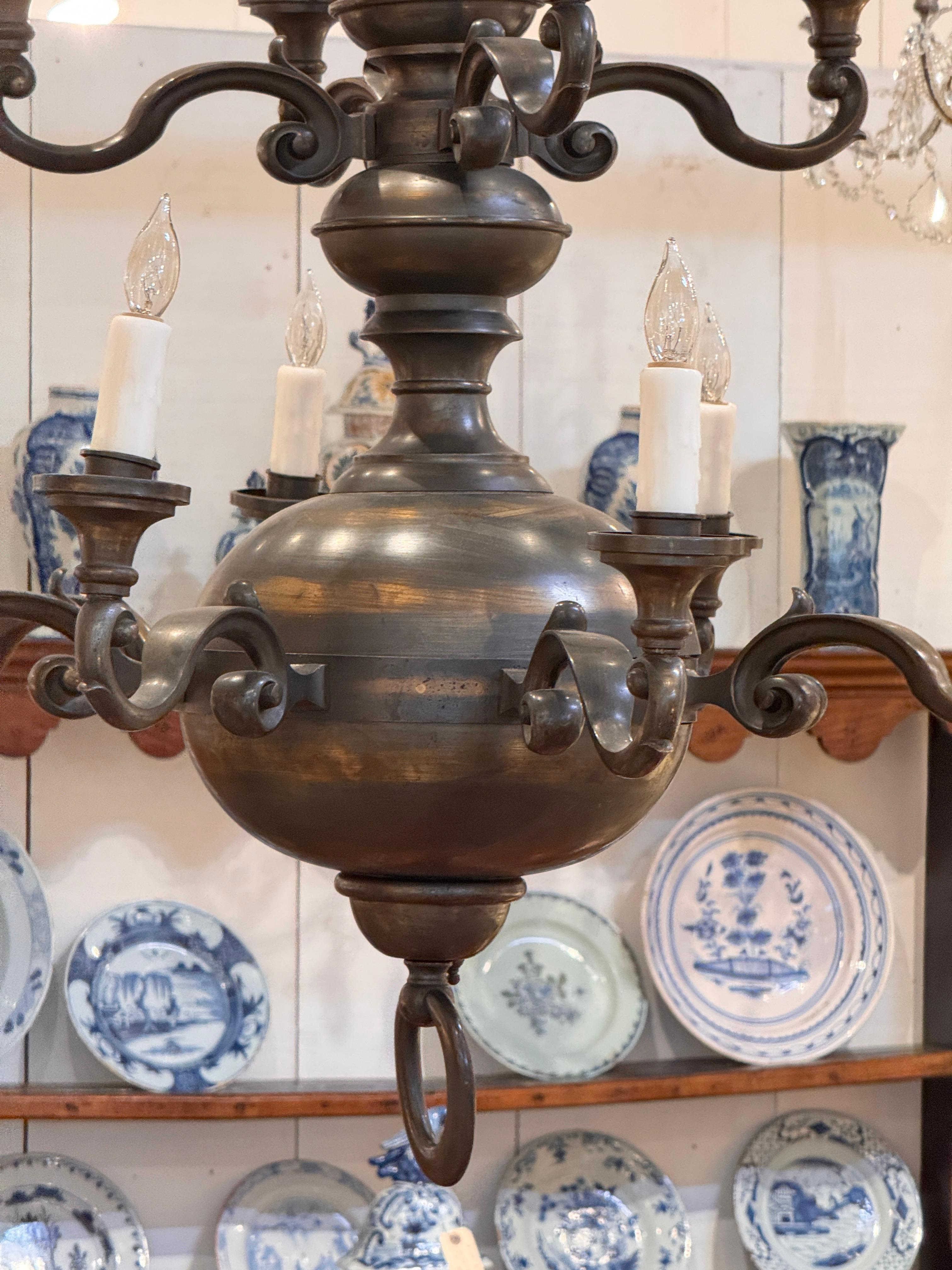 Inizio XX secolo Lampadario in ottone a dodici luci in stile olandese in vendita
