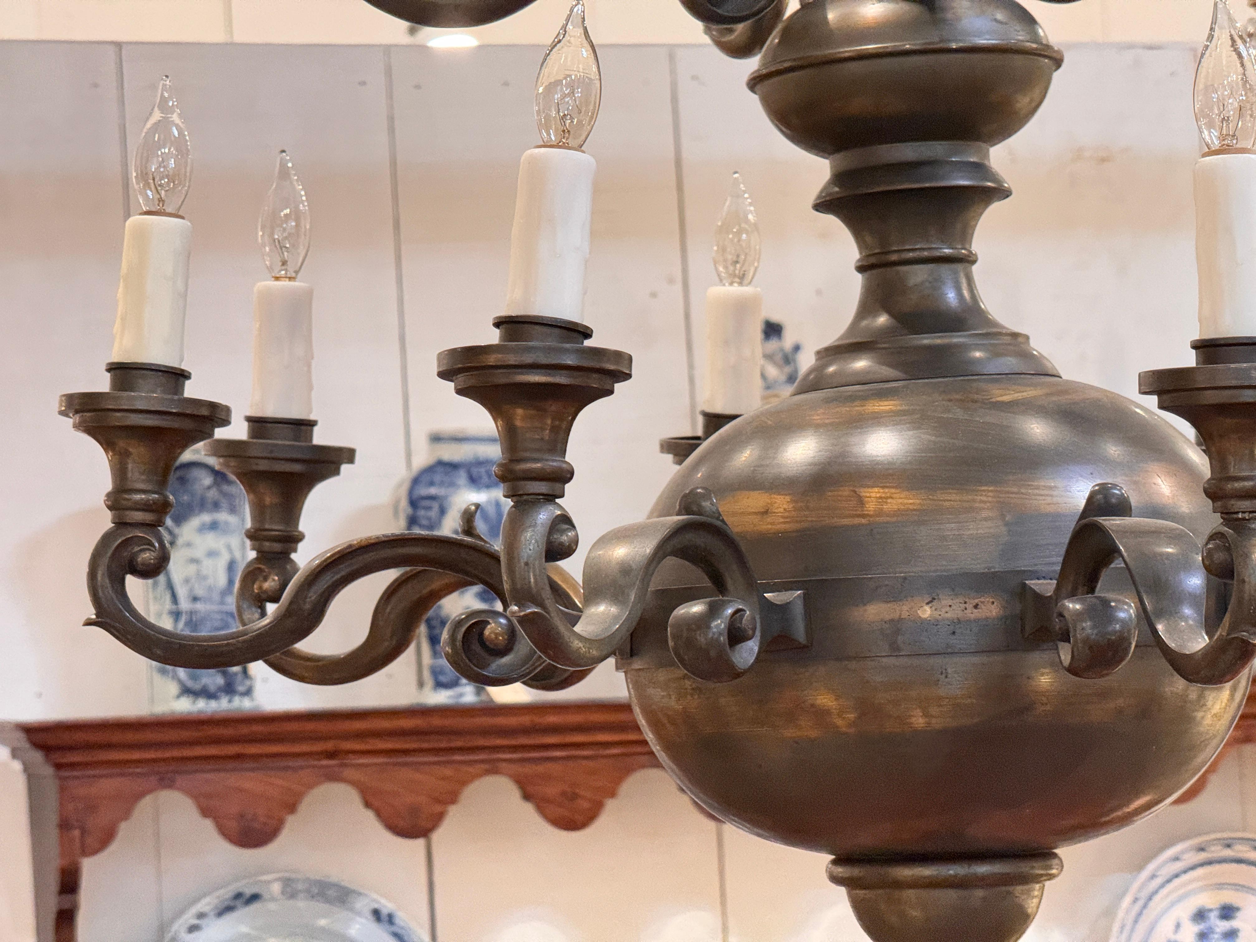 Lampadario in ottone a dodici luci in stile olandese in vendita 1