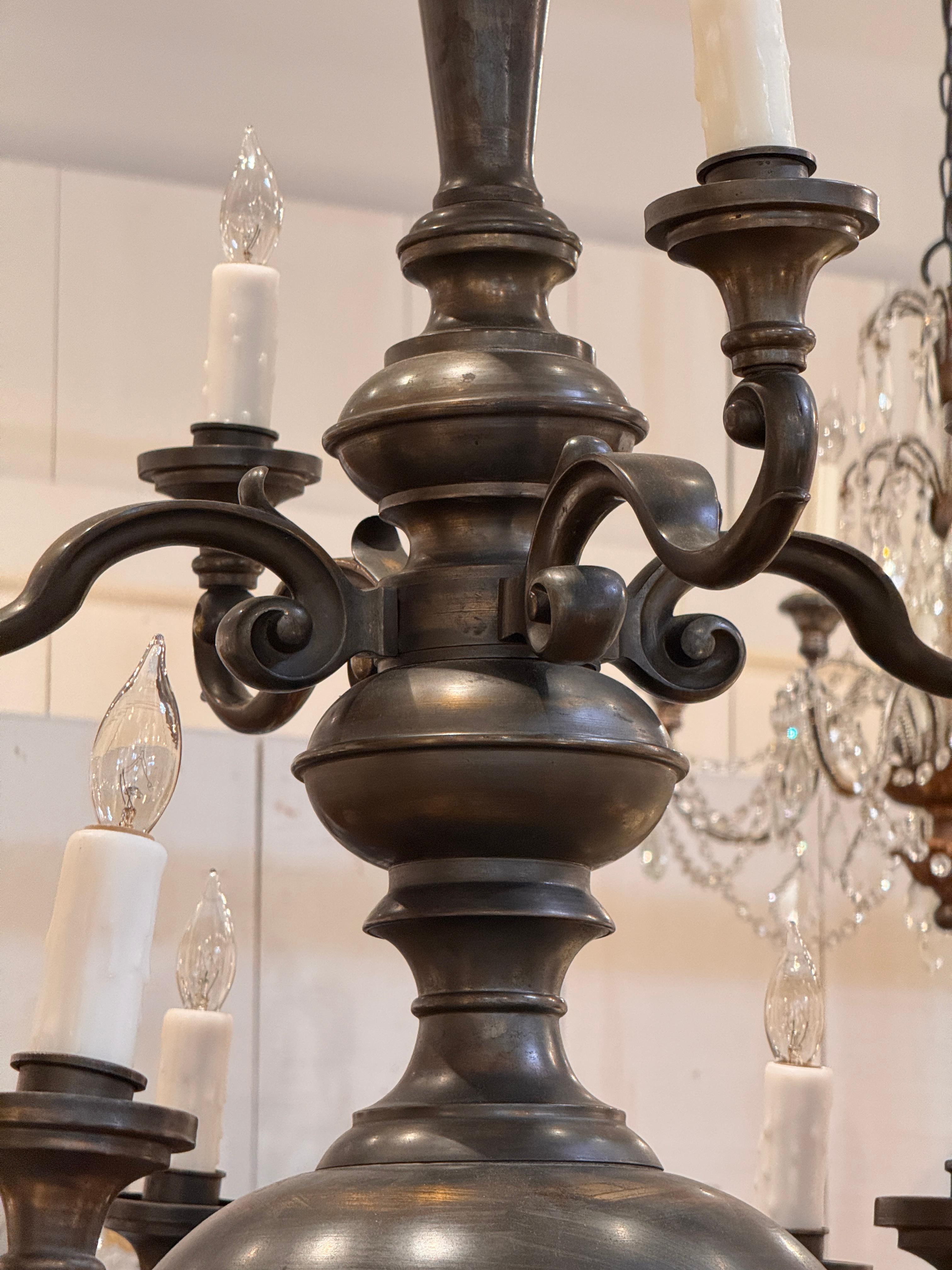 Lampadario in ottone a dodici luci in stile olandese in vendita 2