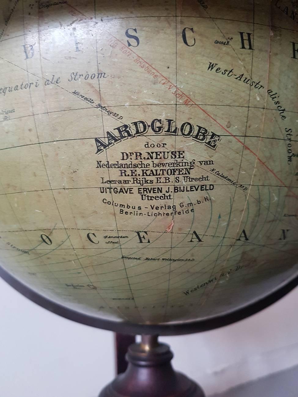 Table terrestrial globe by Dr. R. Neuse Dutch editions of R.E. Kaltofen Teacher Rijks H.B.S. Utrecht publication Erven J. Bijleveld Utrecht Columbus report G.m.b.h. Berlin-Lichterfelde and has a compass in the foot and along the edge are the zodiac