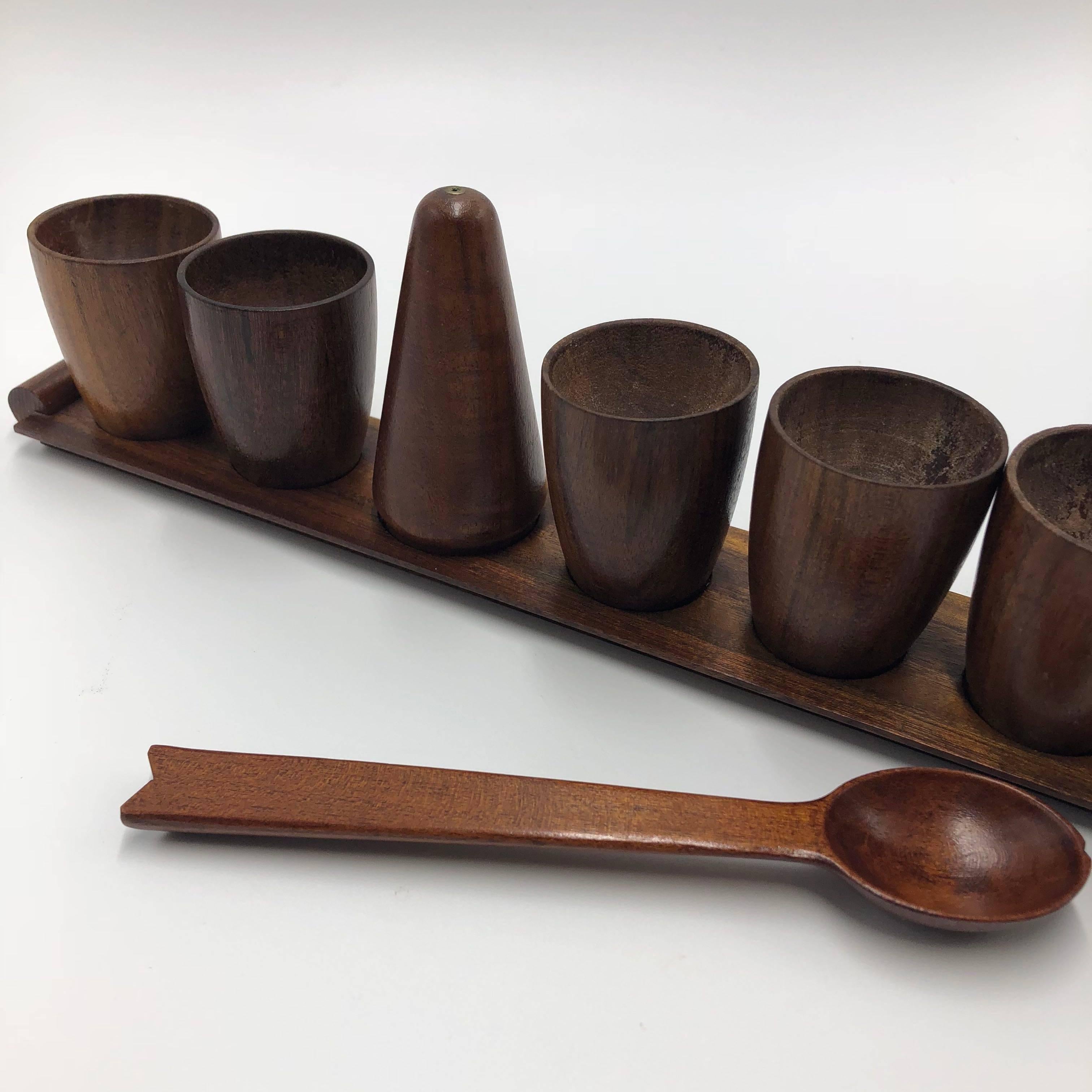 Beautiful set of six egg cups, salt shaker, spoon and tray.
The set was made in the 1960s in the Netherlands 

Measurements (cm) :
Tray 32 x 5 cm
Spoon 16.5 cm
Saltshaker 8 cm x 3,5 cm
Egg cups H 5 x W 4 cm.



           