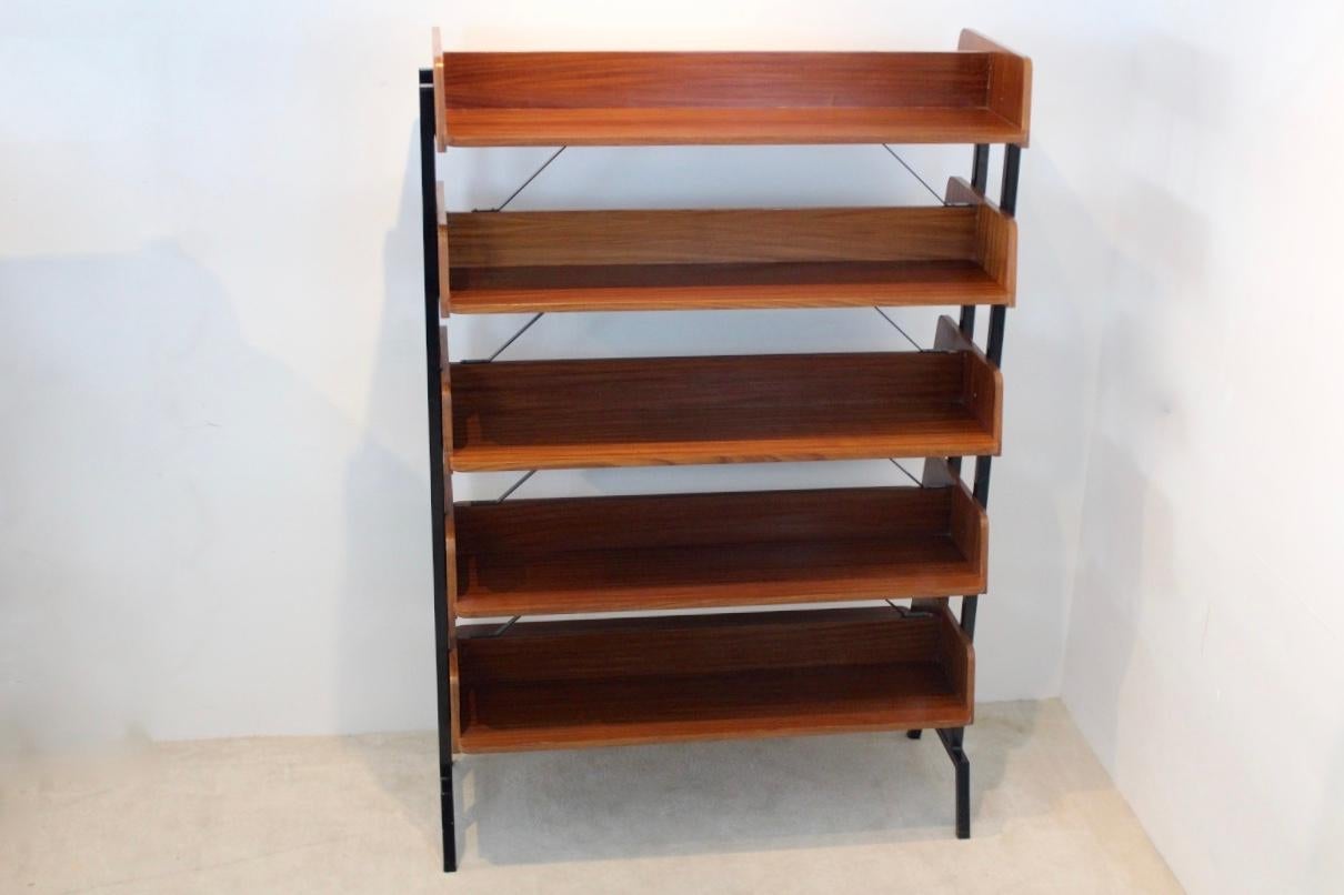 Sophisticated self-supporting bookcase in Teak with a solid black Steel frame, made in the Netherlands in the 1960s. The piece consists of five teak shelves with a divide in the middle so it can be used on both sides, hence it can also be used as