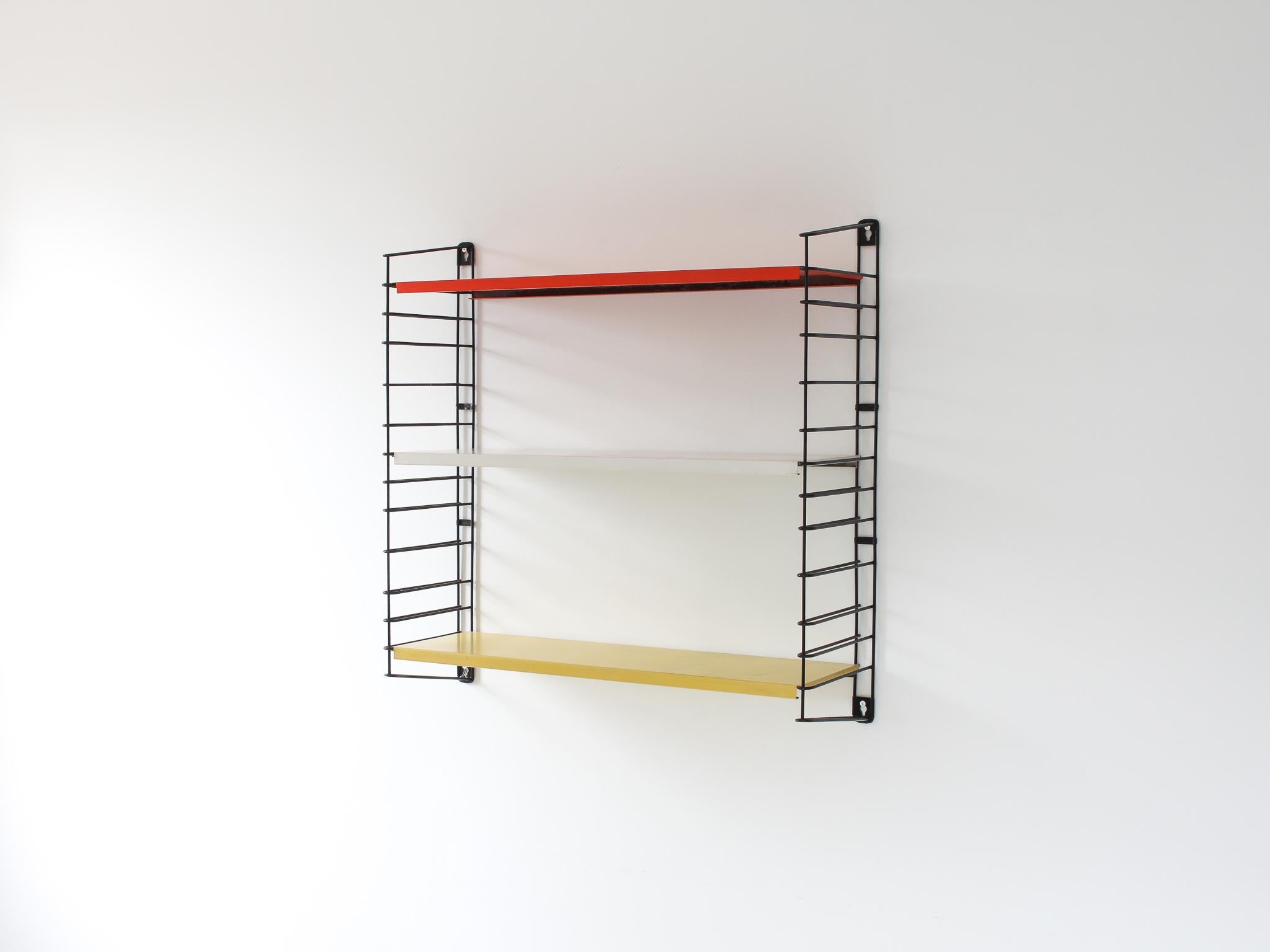 Un ensemble d'étagères et de porte-livres Tomado vintage, conçu au milieu des années 1950 par A. Dekker et fabriqué aux Pays-Bas.

Châssis recouvert de peinture en poudre et étagères réglables en acier. Ce design s'adapte à toutes les pièces et à