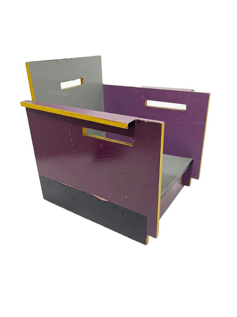Niederländischer Spielzeugstuhl von Ko Verzuu für ADO, 1920er Jahre

Ein Miniatur-Spielzeugsessel von Jacobus (Ko) Verzuu (1901-1971) für ADO aus violettem, grauem, gelbem und schwarzem Sperrholz mit durchbrochener Rückenlehne und Seiten. Auf der