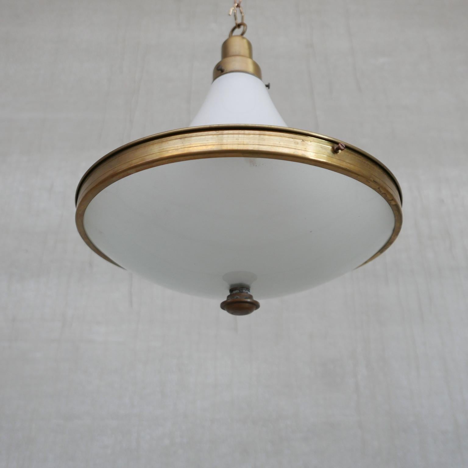 Lampada a sospensione olandese in ottone e opalina bicolore In condizioni buone in vendita a London, GB
