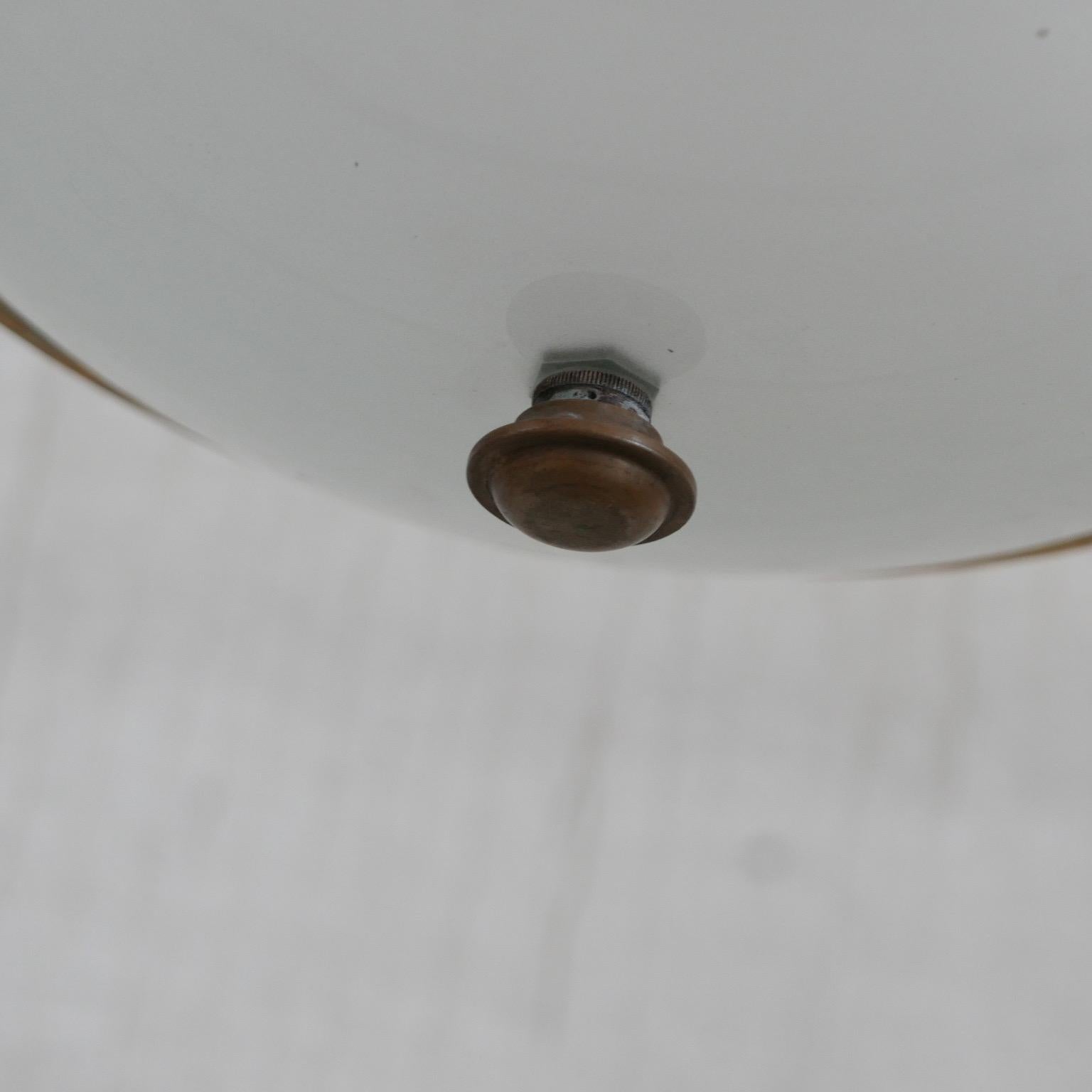 Lampe à suspension hollandaise bicolore en opaline et laiton Bon état - En vente à London, GB