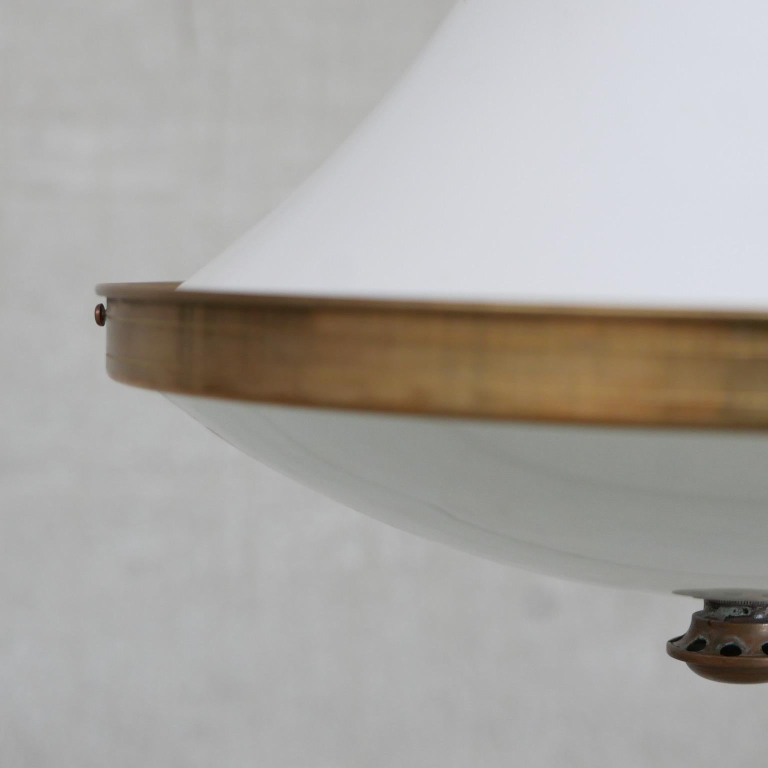 Milieu du XXe siècle Lampe à suspension hollandaise bicolore en opaline et laiton en vente