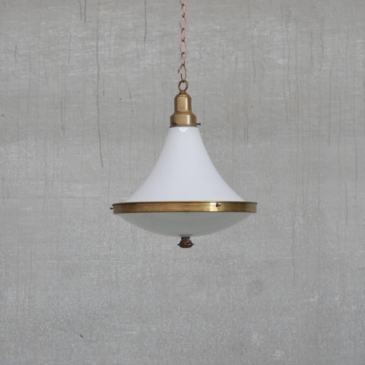 Lampe à suspension hollandaise bicolore en opaline et laiton en vente 2