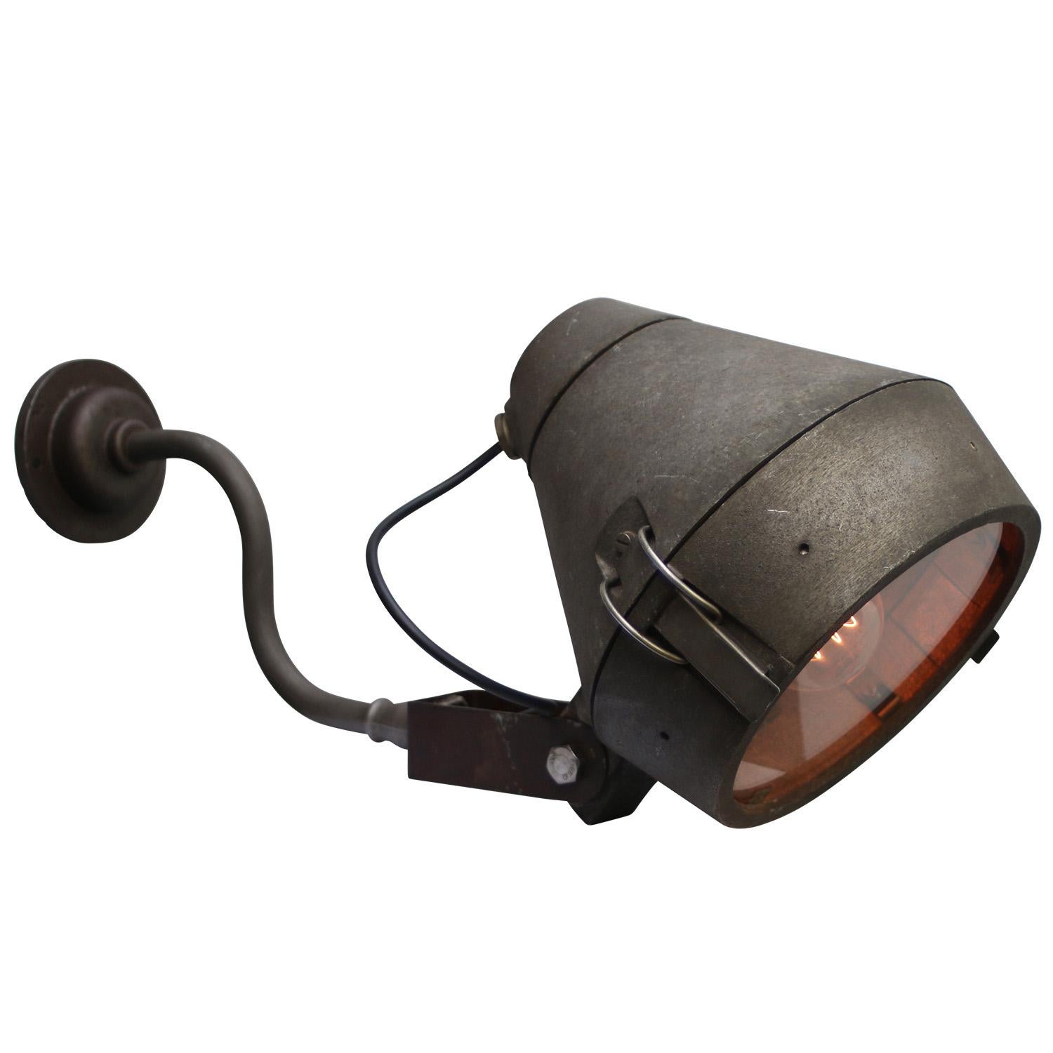 Moulage Lampe murale vintage industrielle hollandaise en fonte grise et verre clair Philips en vente