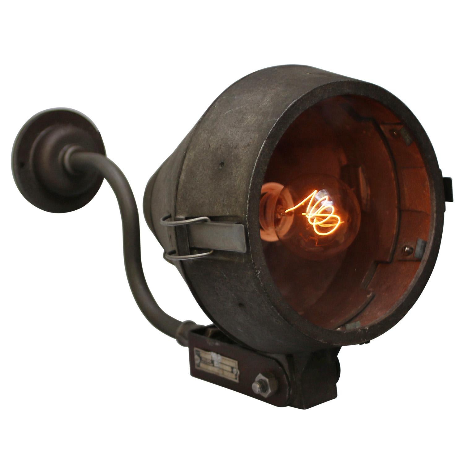 Lampe murale vintage industrielle hollandaise en fonte grise et verre clair Philips Bon état - En vente à Amsterdam, NL