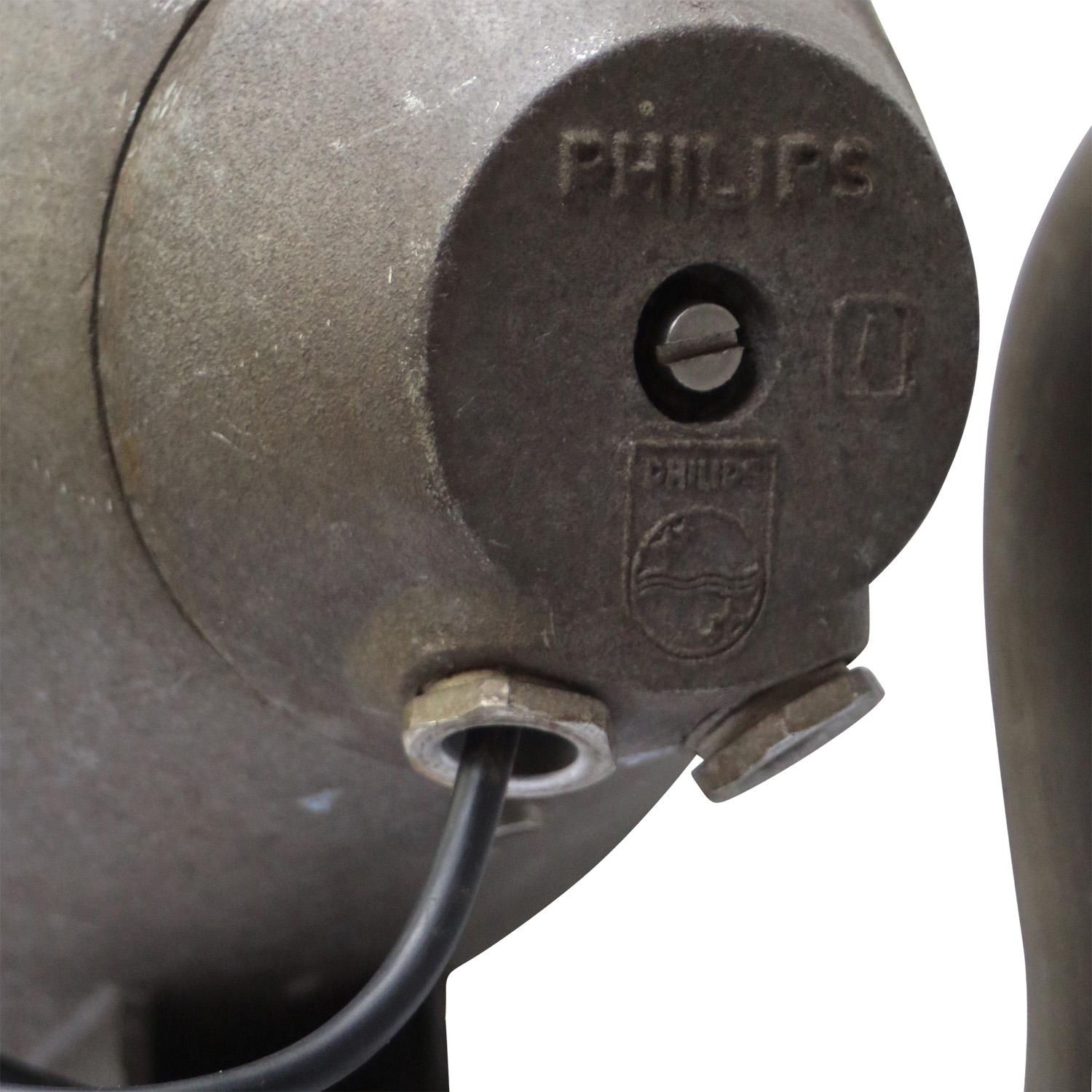 Lampe murale vintage industrielle hollandaise en fonte grise et verre clair Philips en vente 1