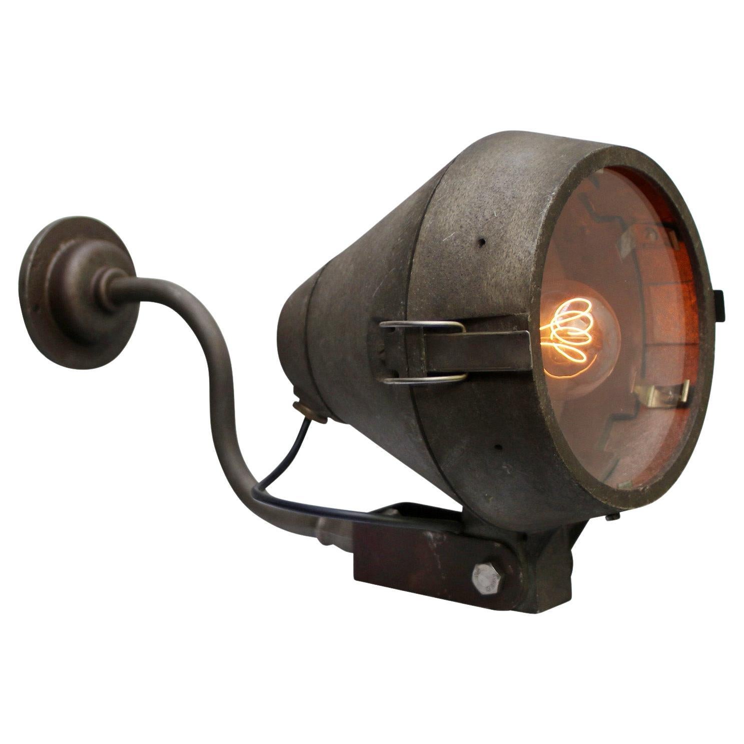 Lampe murale vintage industrielle hollandaise en fonte grise et verre clair Philips en vente