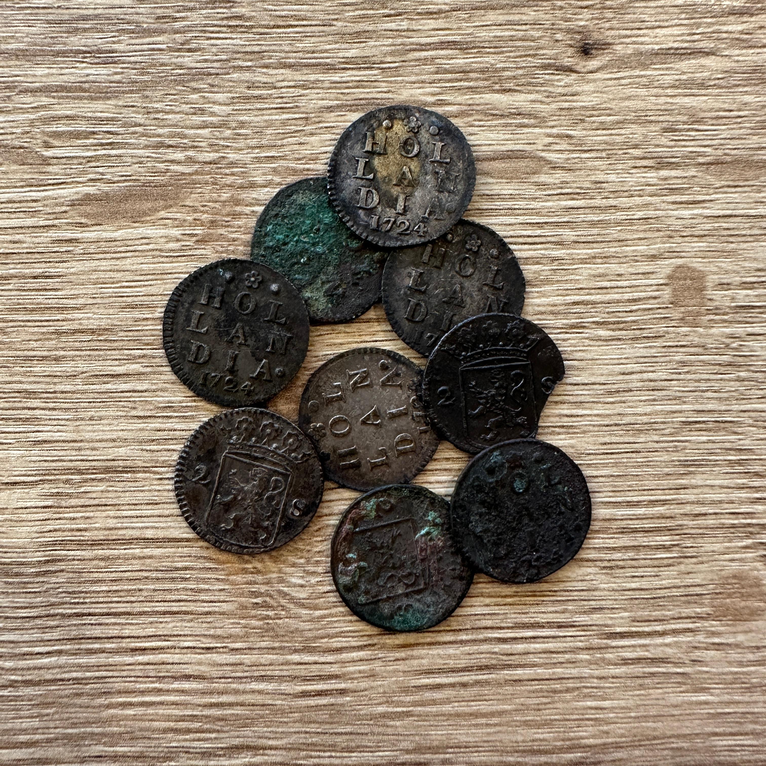 Origine: Olanda
Valore:  2 penny / 2 stuiver
Data:   1724

Un tesoro del naufragio della VOC Akerendam composto da nove 2 stuivers coniati dalla Provincia d'Olanda nel 1724.
L'Akerendam affondò al largo della Norvegia nel 1725.

Non puliti e puri,