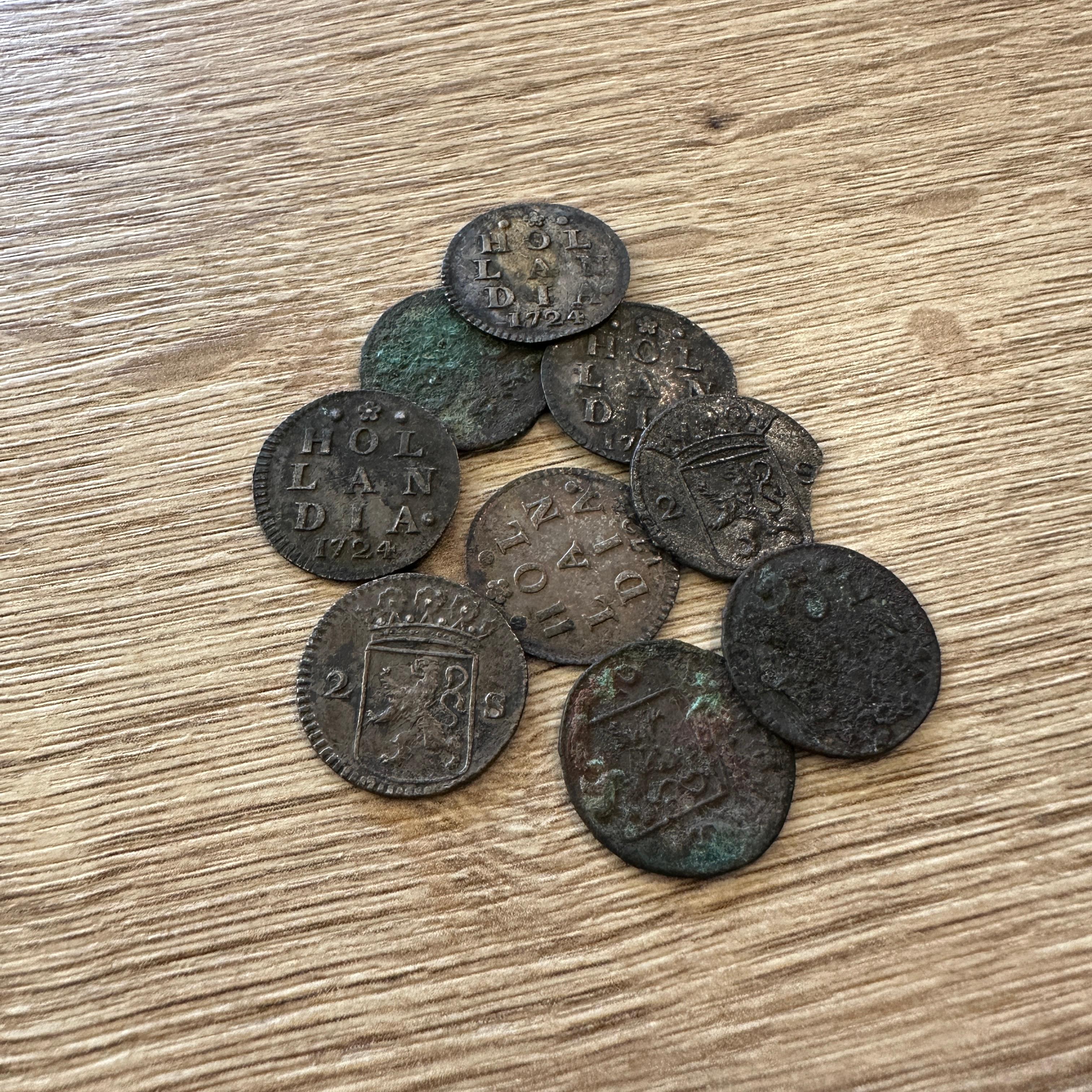 Dutch VOC Silver Shipwreck Treasure Coins From The Akerendam Shipwreck 1724 In Fair Condition For Sale In AMSTERDAM, NH