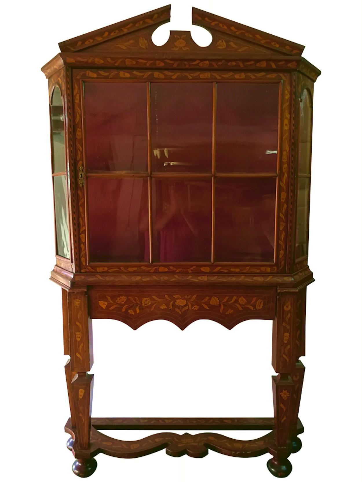 Dutch wall display cabinet in marquetry of 18th century in mahogany and boxwood and with boxwood and mahogany marquetry floral decorations, with columns on its legs that resemble pilasters and with a central drawer. As a curiosity, only one of the