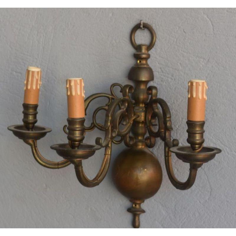 Dutch wall lamp in bronze 3 lights measuring height 40 cm by 42 cm and 24 cm deep.

Additional information:
Material: Copper & brass
Style: 1940s to 1960s.