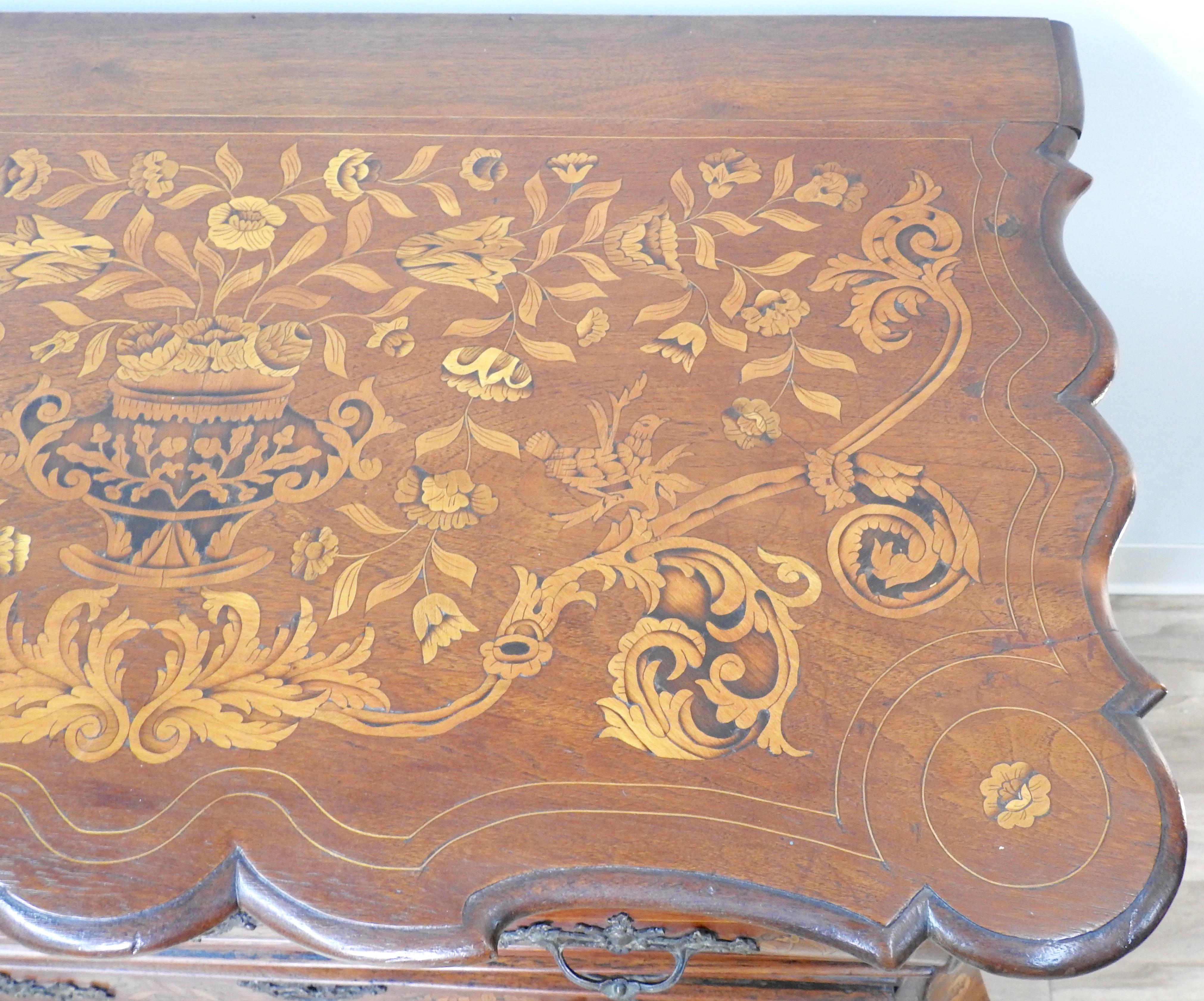 Dutch Colonial Dutch Walnut and Marquetry Bombé-front Commode, Mid-18th Century For Sale