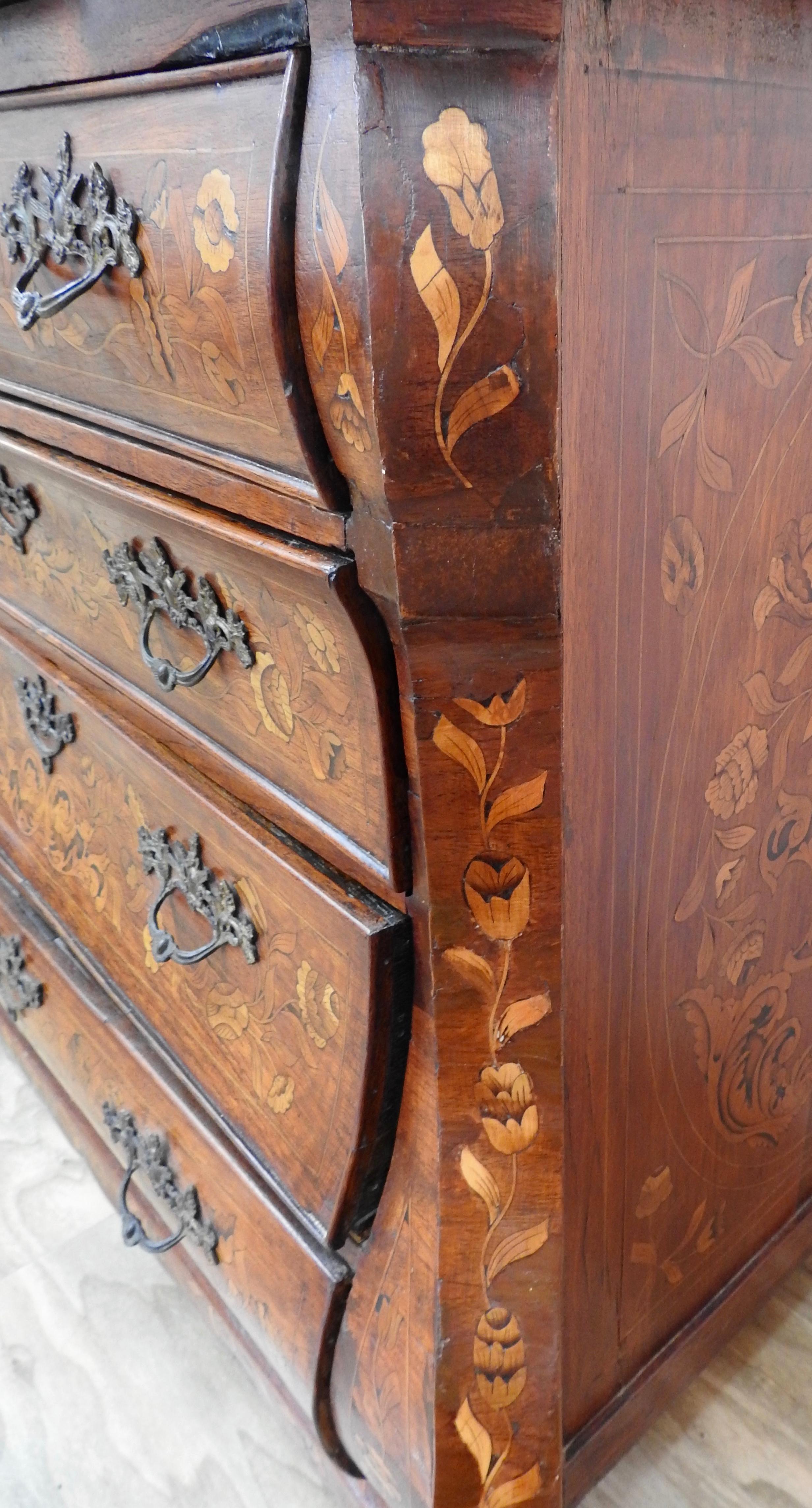Dutch Walnut and Marquetry Bombé-front Commode, Mid-18th Century In Fair Condition For Sale In Cookeville, TN