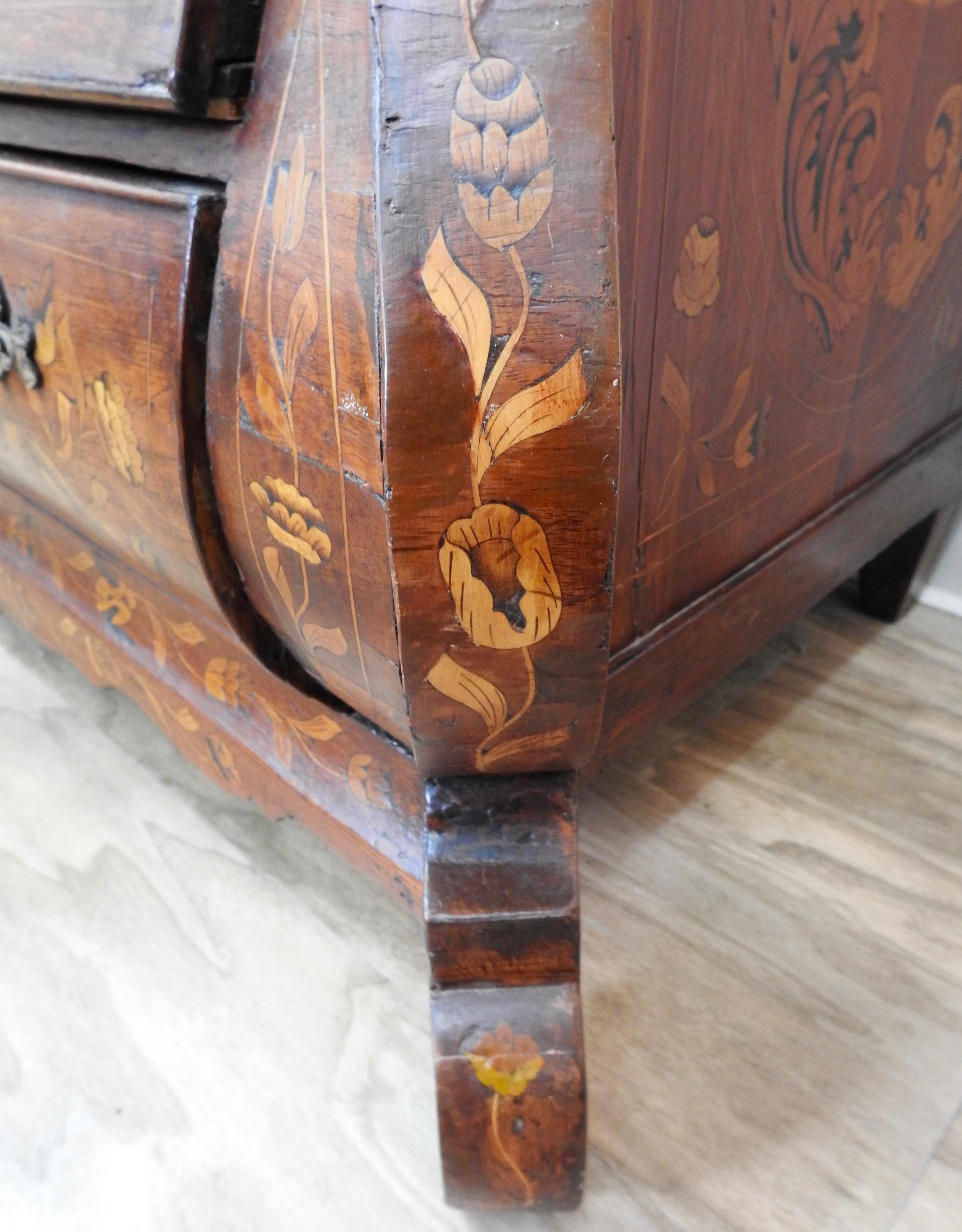 Dutch Walnut and Marquetry Bombé-front Commode, Mid-18th Century For Sale 1