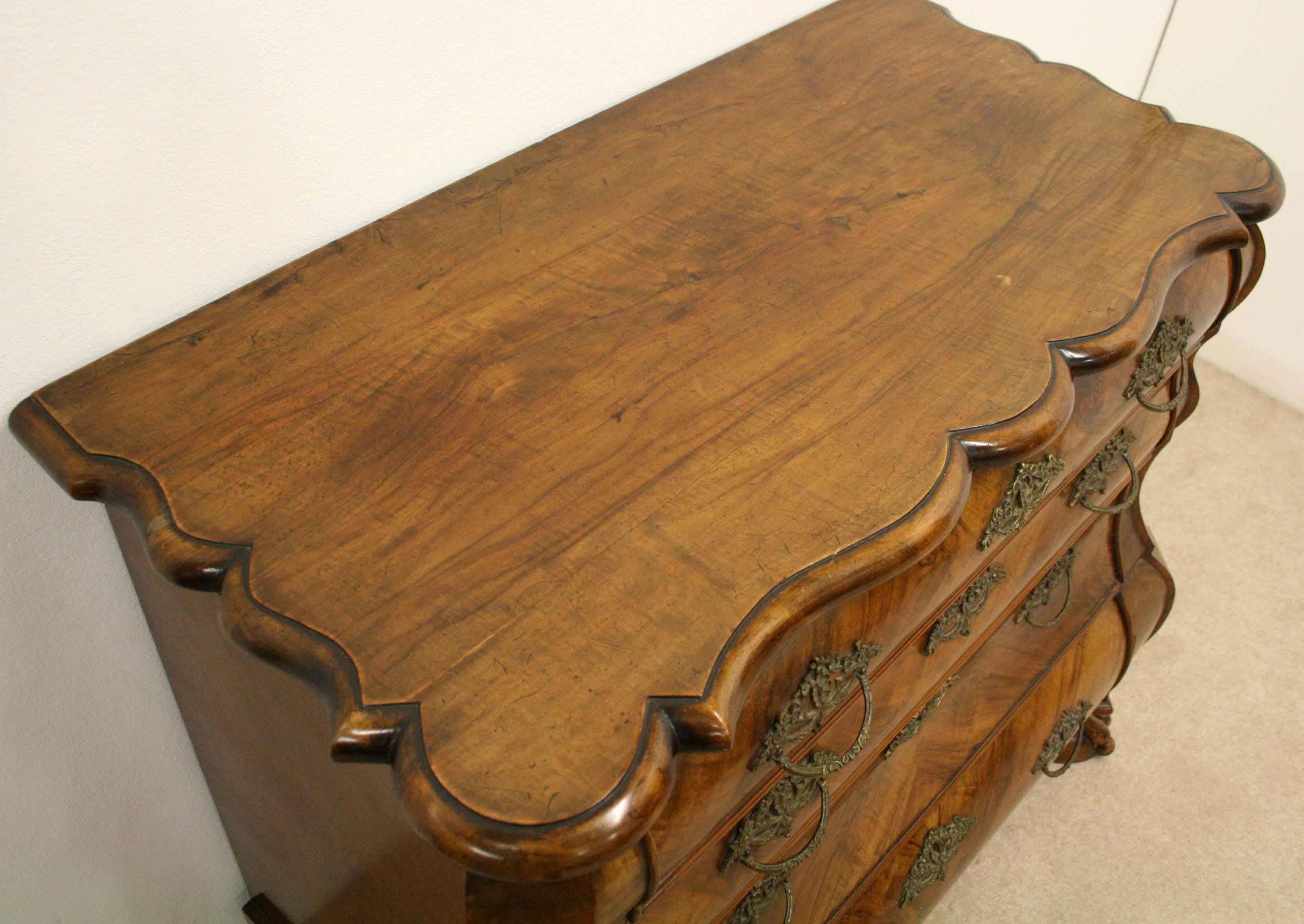 Dutch Walnut Bombé Chest of Drawers, circa 1840 For Sale 1