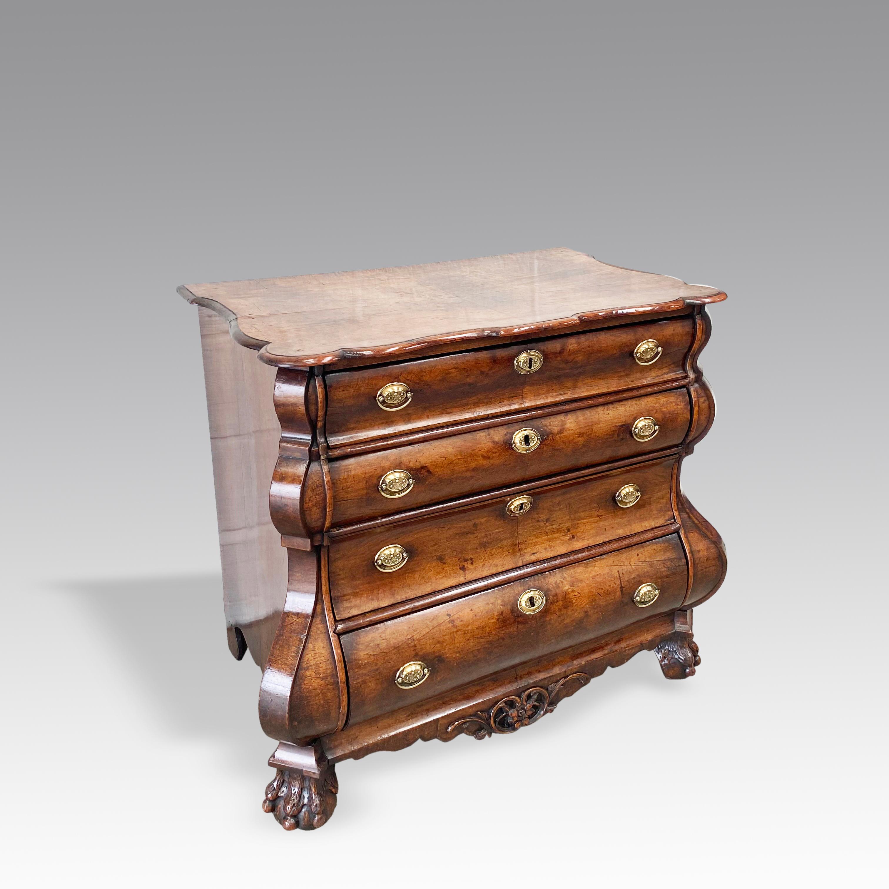 Wunderschöne Bombé-Kommode aus weichem Nussbaumholz mit wunderbarer Farbe und angenehmen Proportionen.  In originalem, unberührtem Zustand mit hervorragender Patinierung und natürlicher Alterung.  originale Griffe und geschnitzte Tierpfotenfüße . 