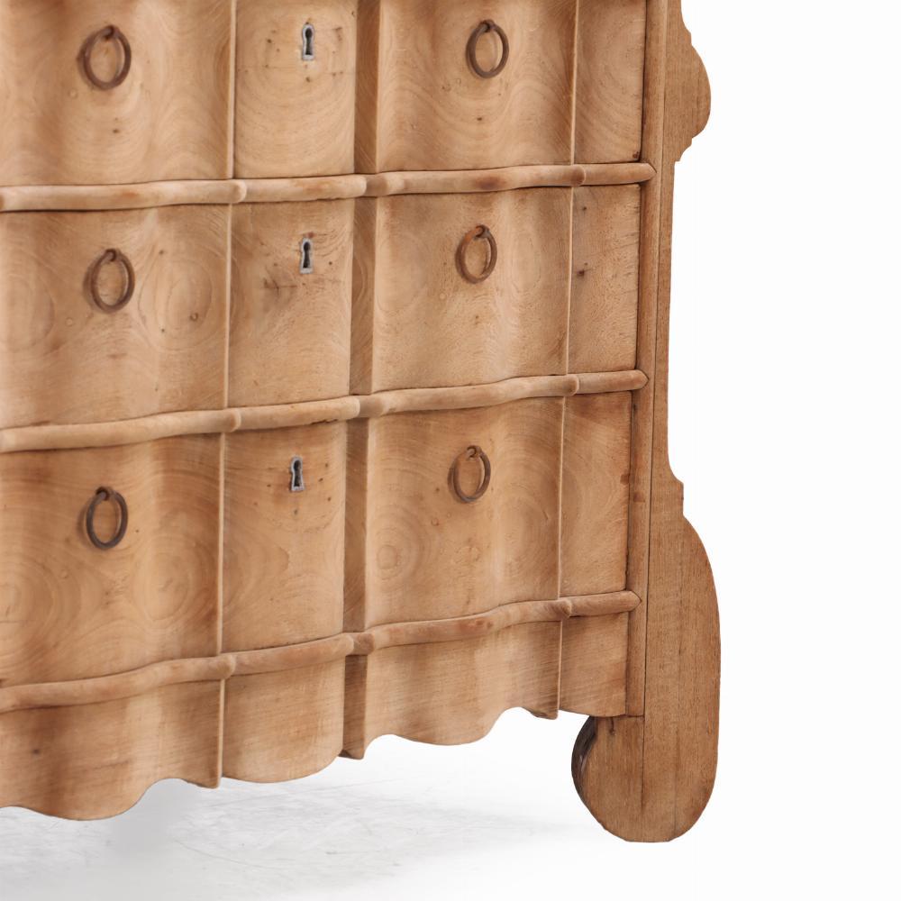 Noyer Commode hollandaise à bombe en noyer, A.I.C. en vente