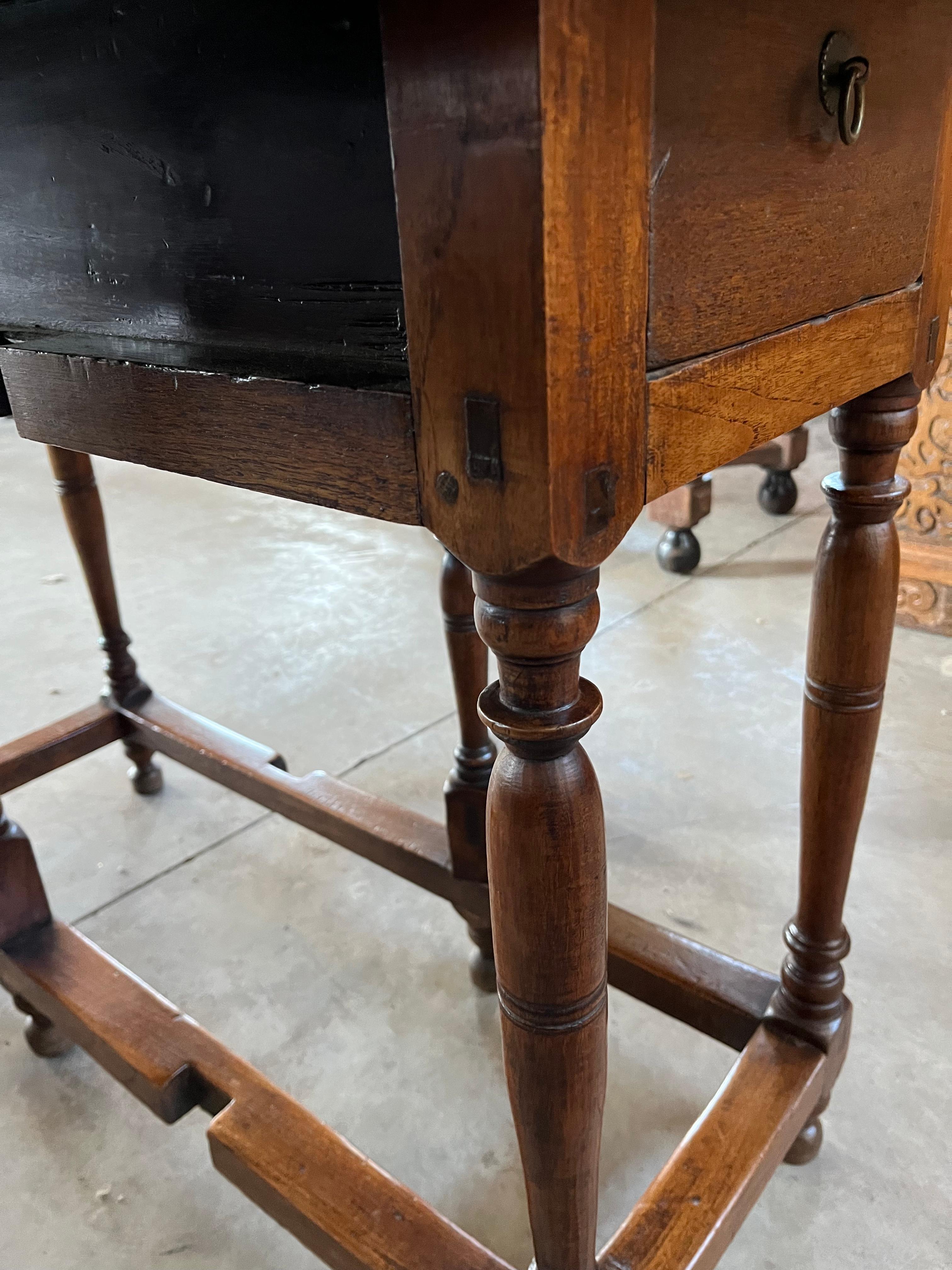 Table d'appoint en noyer hollandais, XVIIIe siècle en vente 3