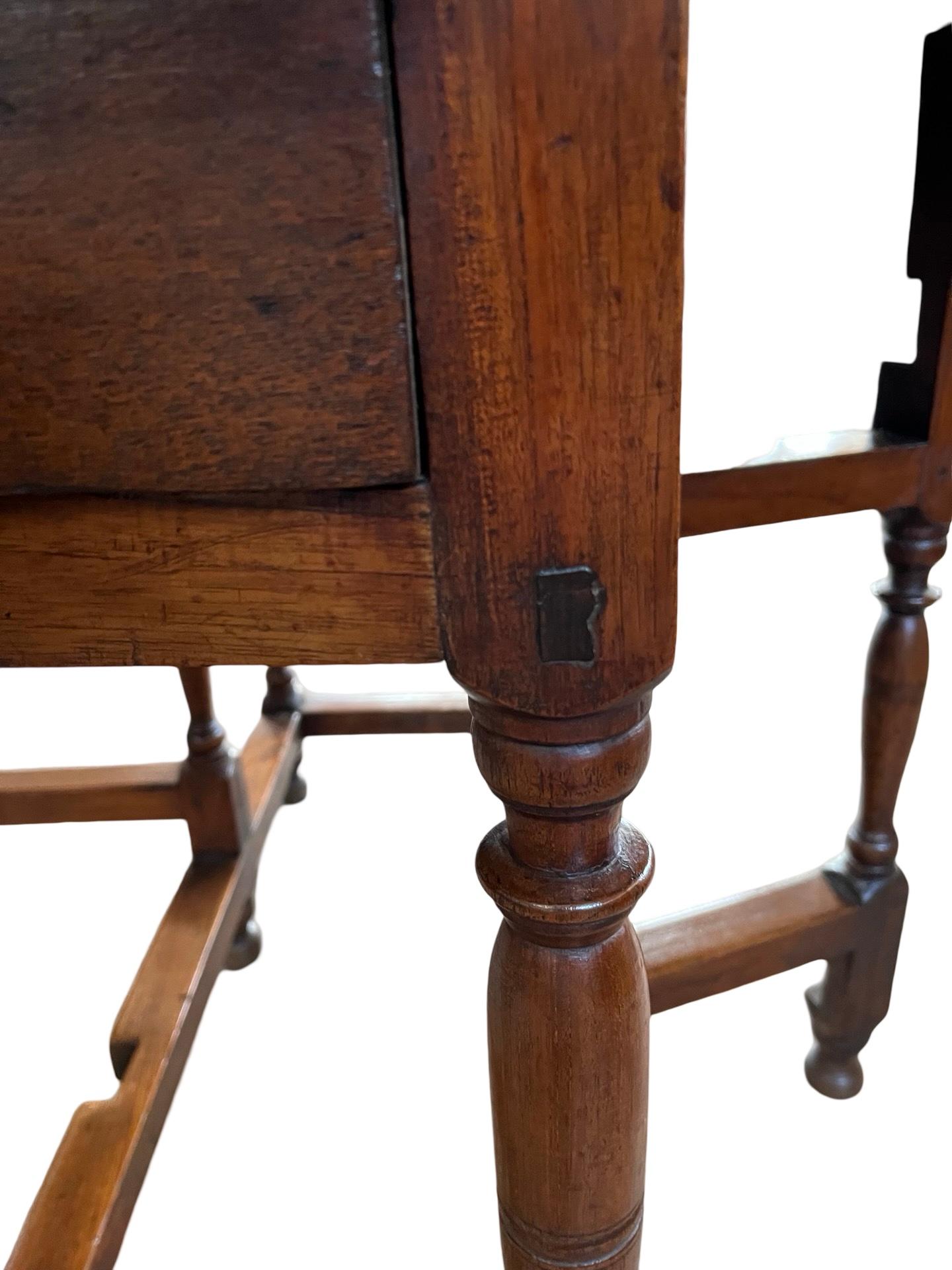 Sculpté à la main Table d'appoint en noyer hollandais, XVIIIe siècle en vente