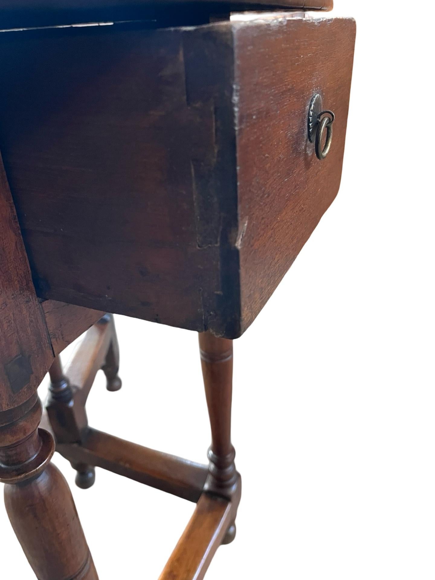 Table d'appoint en noyer hollandais, XVIIIe siècle Bon état - En vente à Viterbo, VT